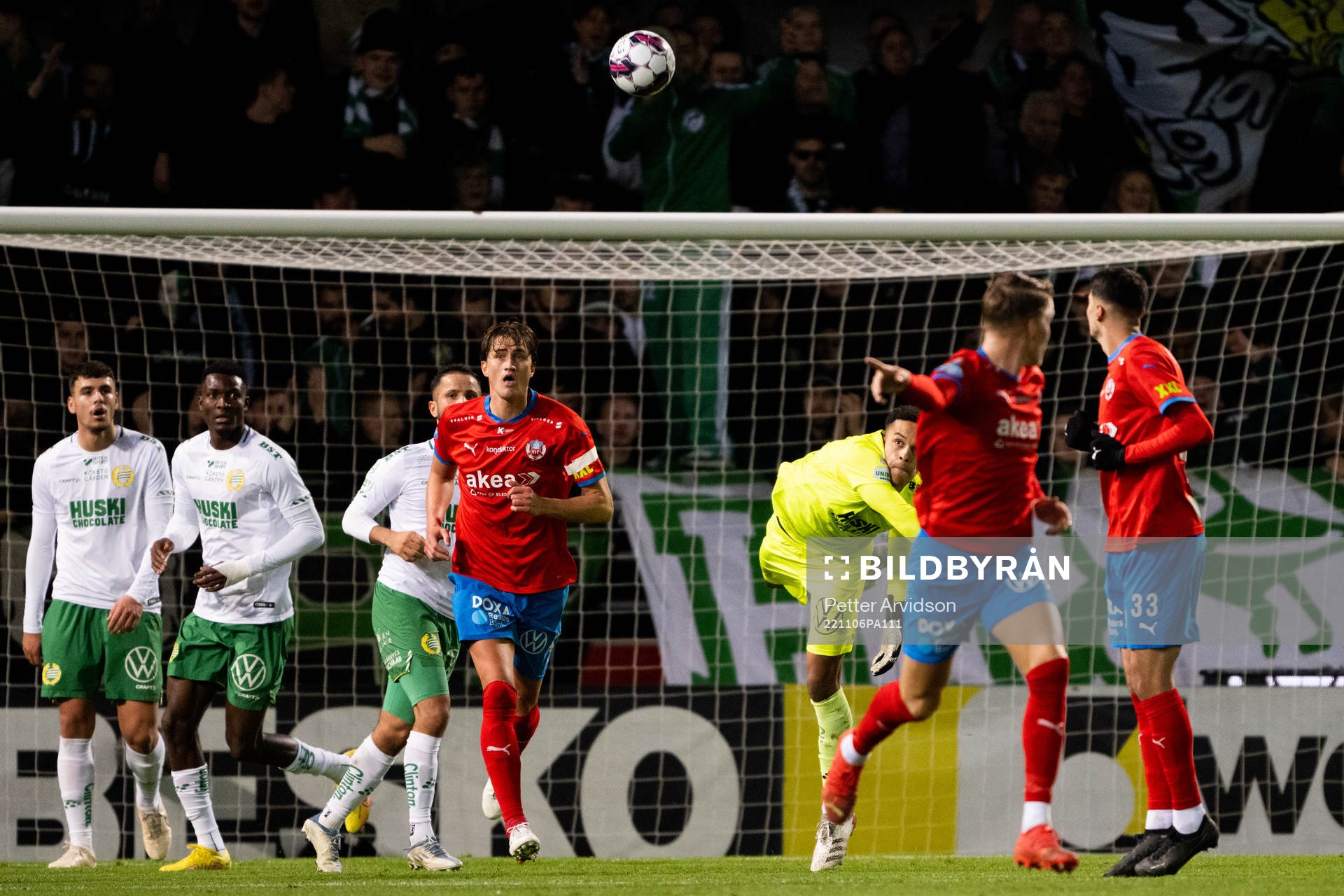 Hammarbys målvakt Oliver Dovin med ett utkast under fotbollsmatchen i Allsvenskan mellan Helsingborg och Hammarby den 6 november 2022 i Helsingborg.