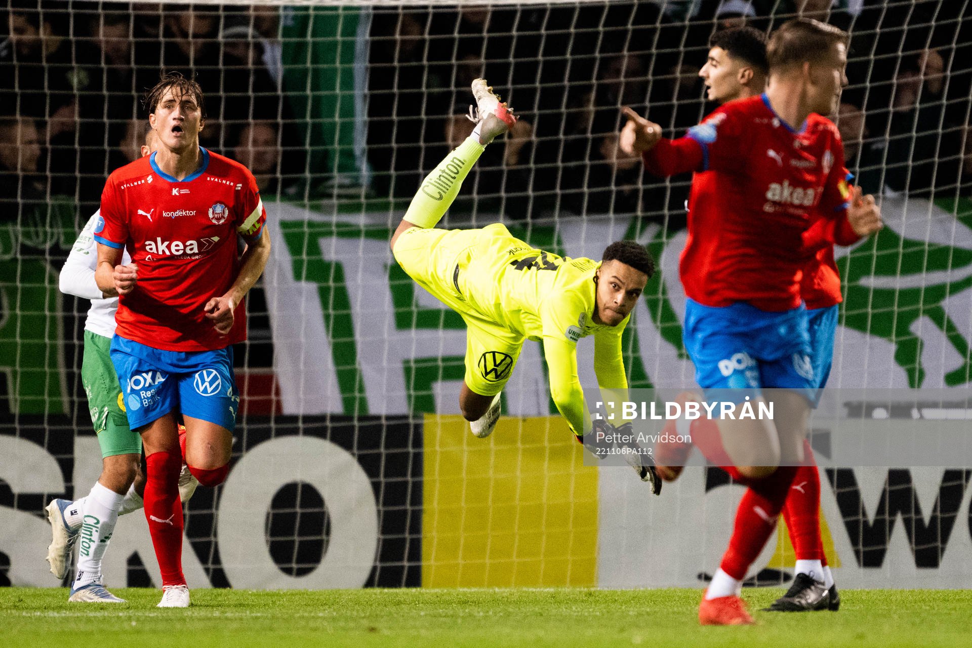 Hammarbys målvakt Oliver Dovin med ett utkast under fotbollsmatchen i Allsvenskan mellan Helsingborg och Hammarby den 6 november 2022 i Helsingborg. 