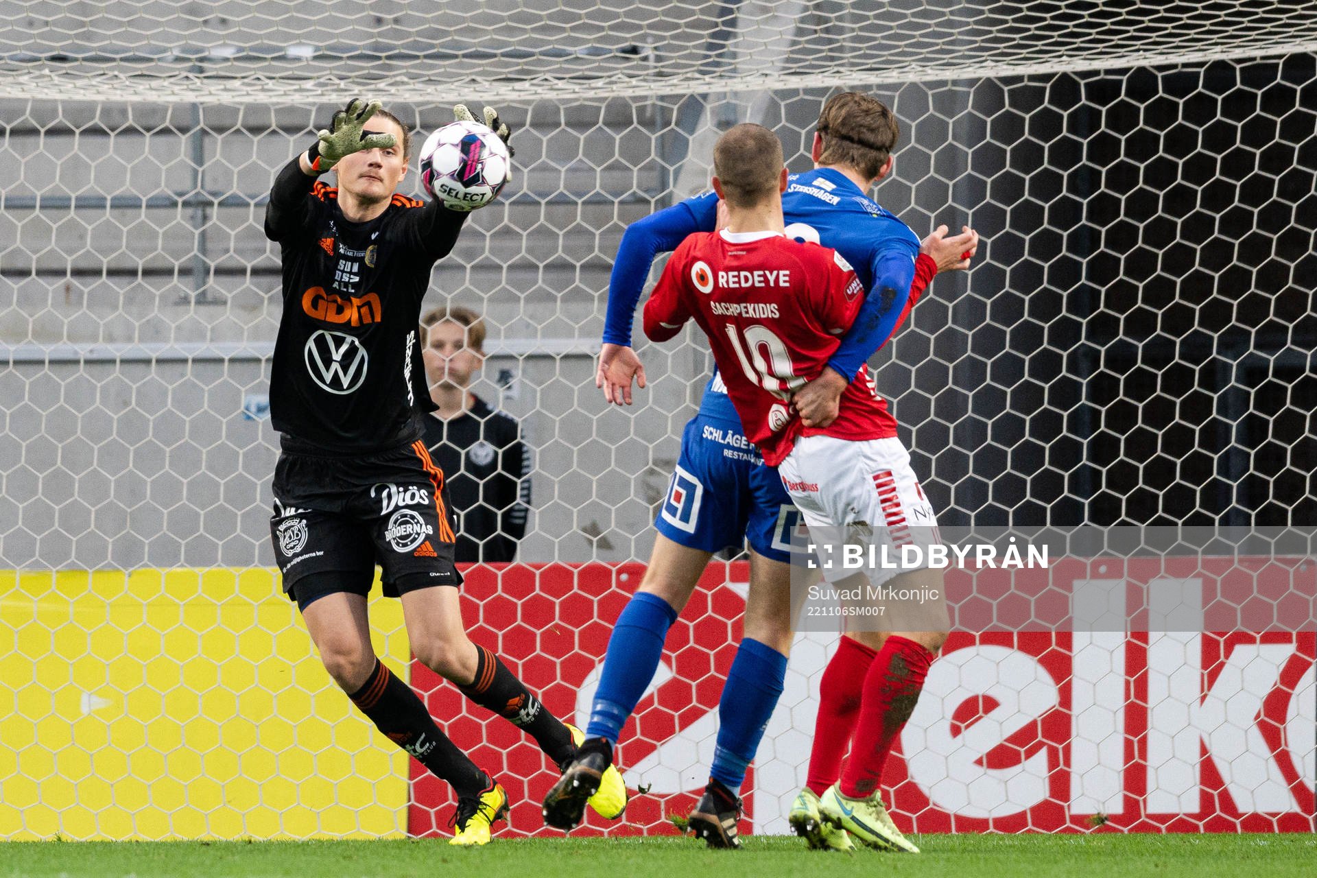 GIF Sundsvalls målvakt Gustav Molin och Kalmars Filip Sachpekidis under fotbollsmatchen i Allsvenskan mellan Kalmar och GIF Sundsvall den 6 november 2022 i Kalmar.