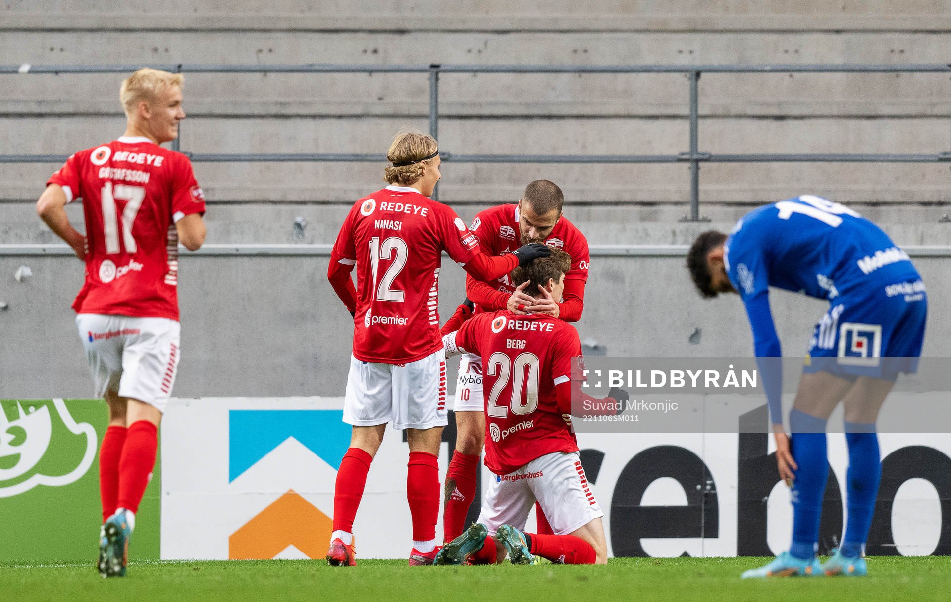 Kalmars Oliver Berg jublar med Sebastian Nanasi och Filip