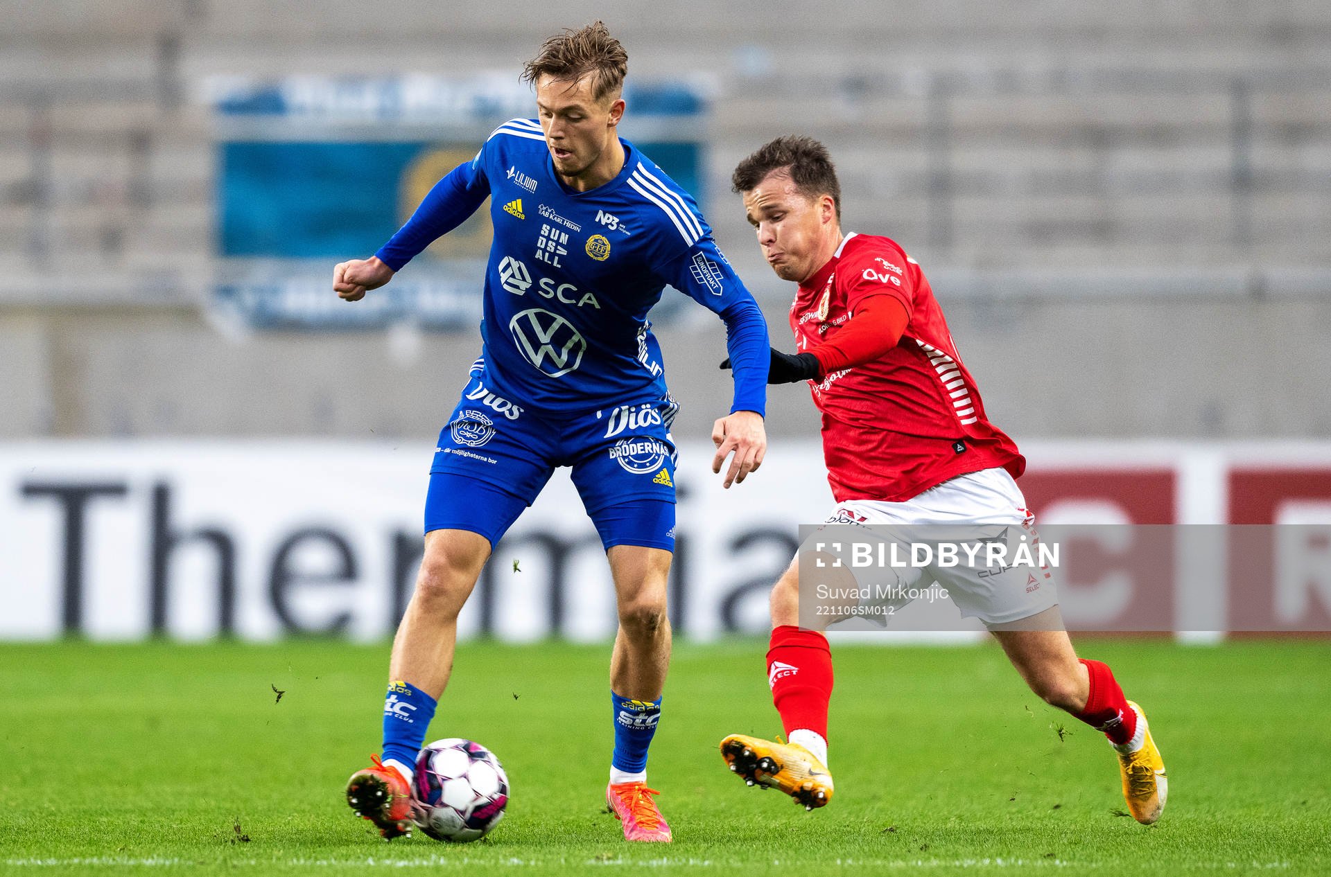 GIF Sundsvalls Ludvig Nåvik och Kalmars Simon Skrabb under fotbollsmatchen i Allsvenskan mellan Kalmar och GIF Sundsvall den 6 november 2022 i Kalmar.