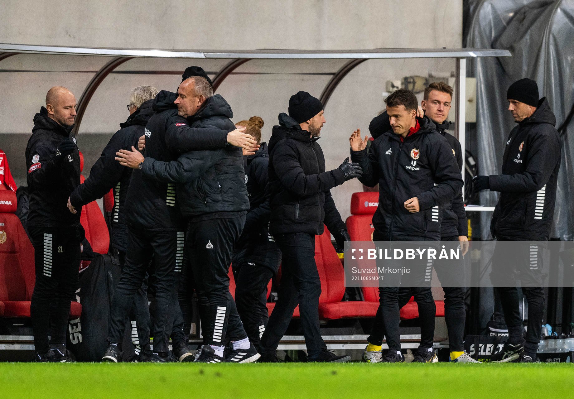 Kalmars tränare Henrik Rydström jublar med spelarna efter fotbollsmatchen i Allsvenskan mellan Kalmar och GIF Sundsvall den 6 november 2022 i Kalmar.