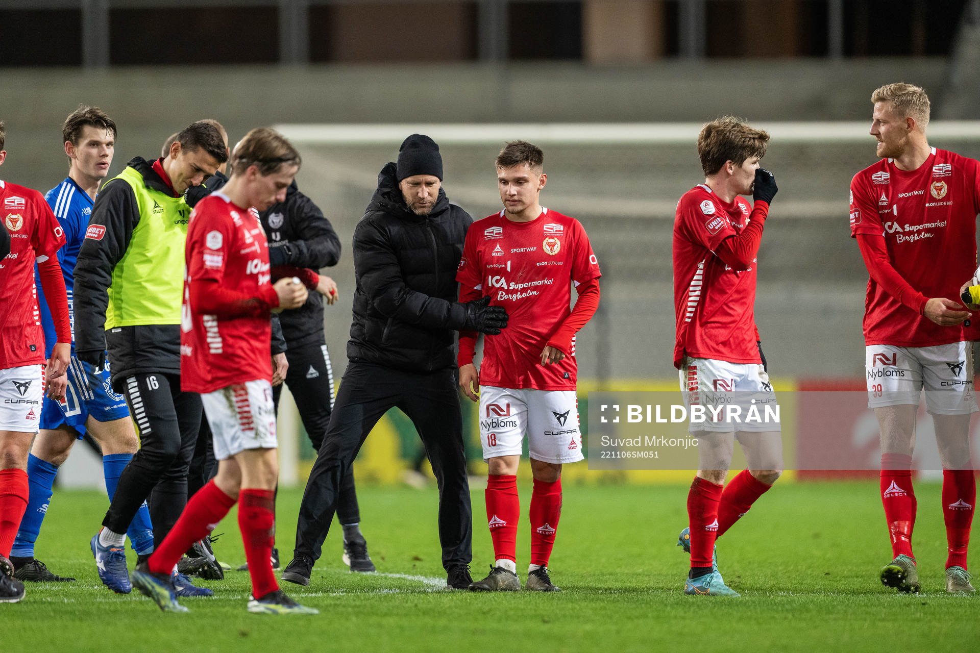 Kalmars tränare Henrik Rydström jublar med Isak Bjerkebo