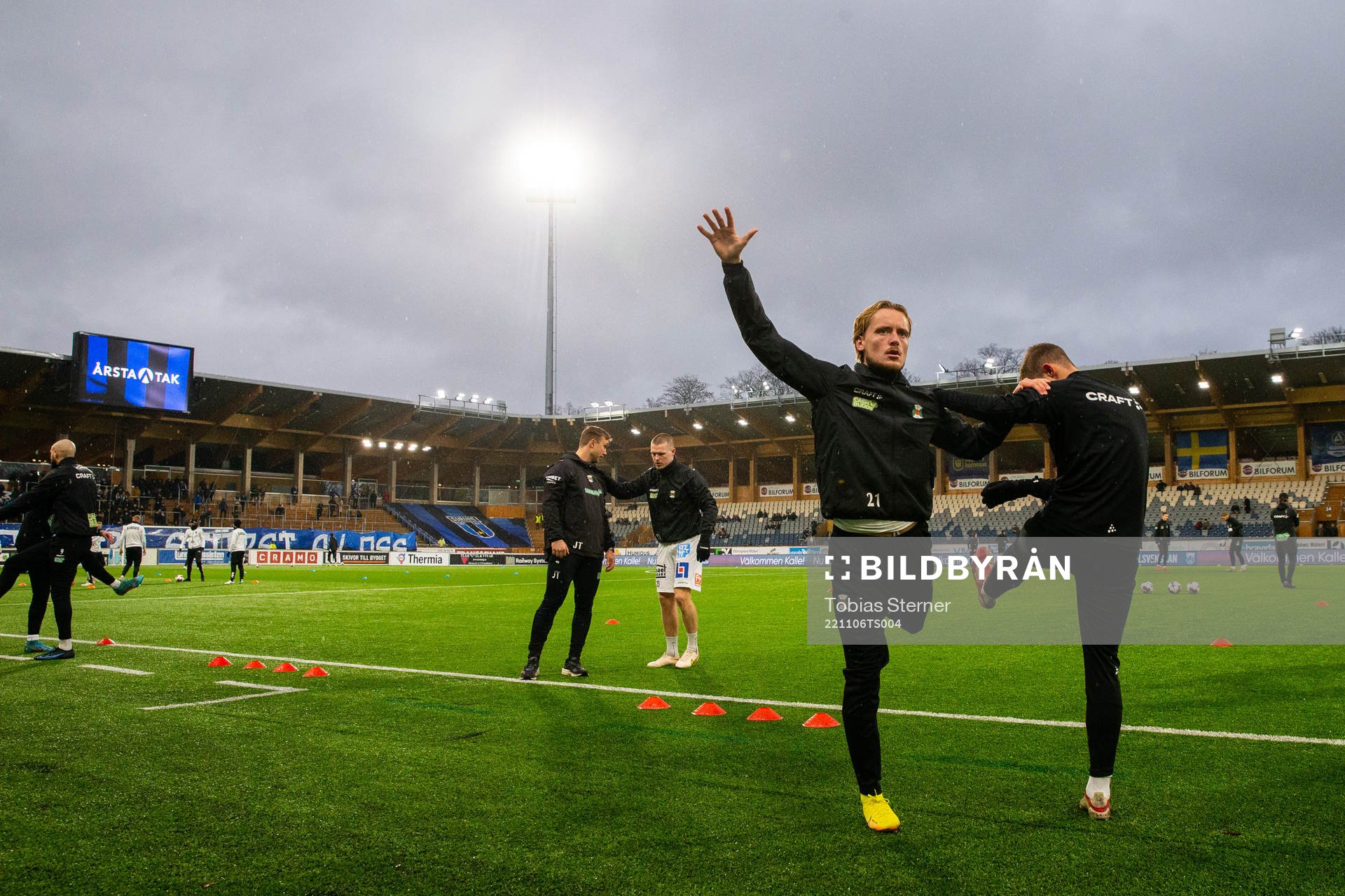 Varbergs spelare värmer upp inför fotbollsmatchen i Allsvenskan mellan Sirius och Varberg den 6 november 2022 i Uppsala. 