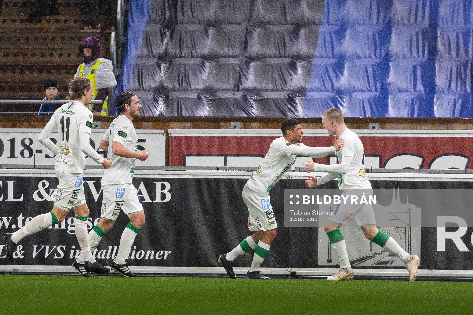 Varbergs Anton Liljenbäck jublar efter 0-3 under fotbollsmatchen i Allsvenskan mellan Sirius och Varberg den 6 november 2022 i Uppsala. 