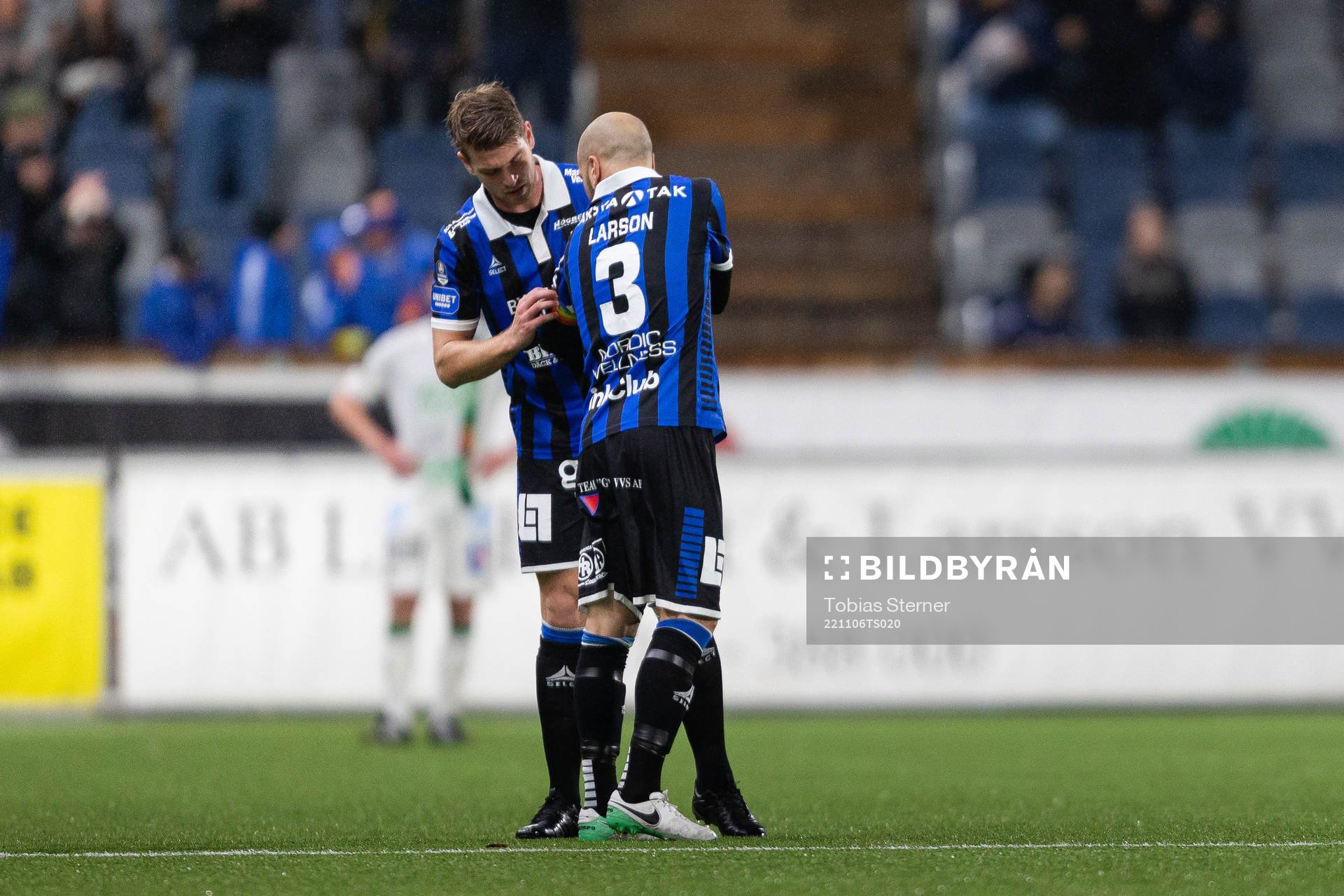 Sirius Karl Larson får lagkaptensbindeln av Marcus