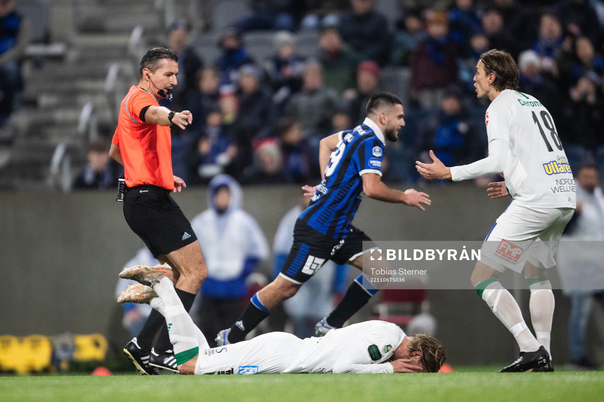 Domare Bojan Pandzic dömmer straff för Sirius
