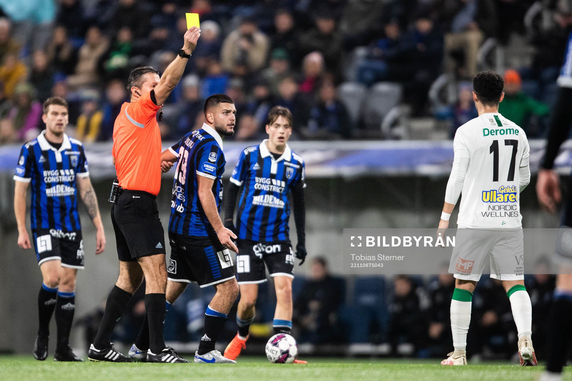 Domare Bojan Pandzic delar ut ett gult kort till Varbergs