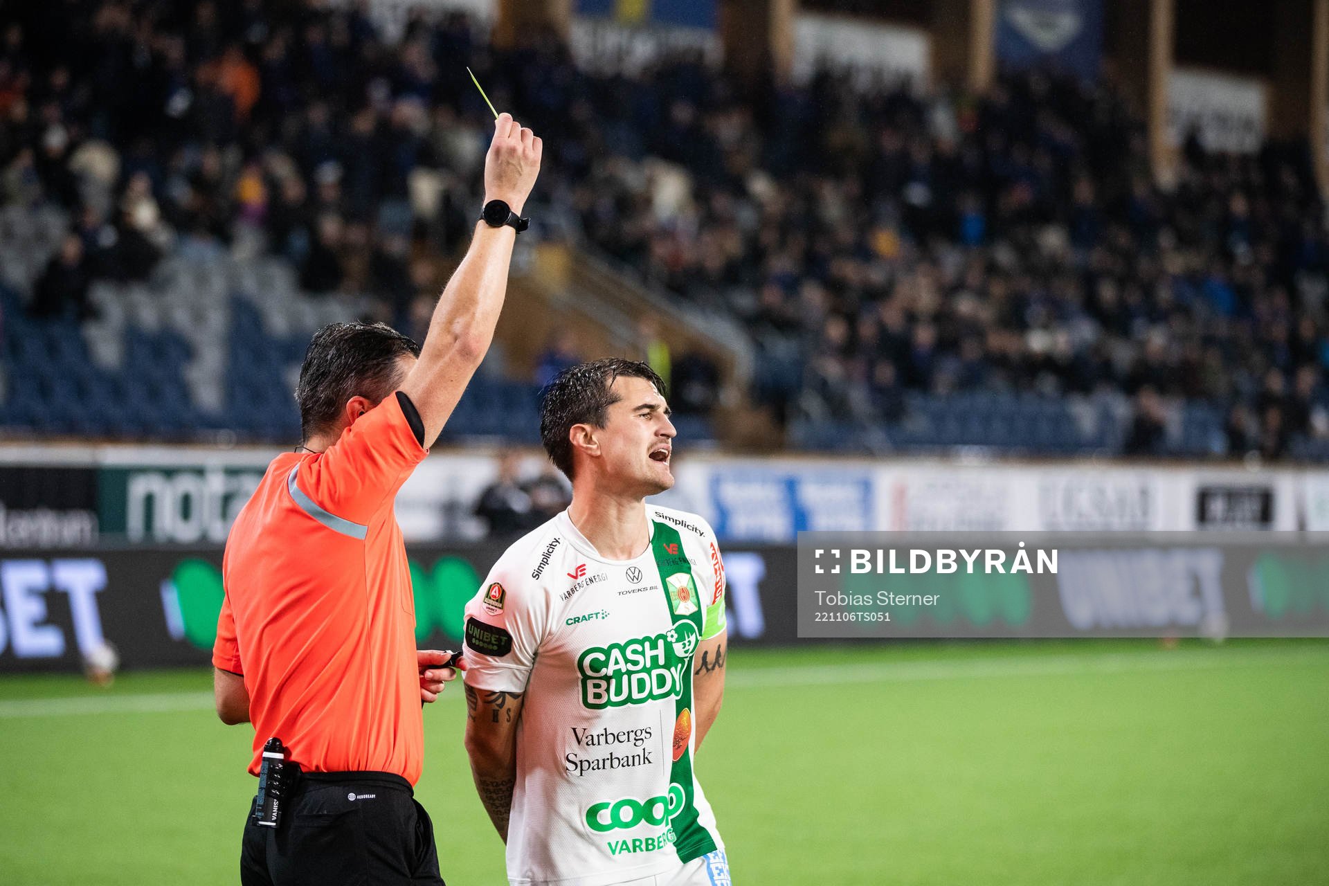 Domare Bojan Pandzic varnar Varbergs Jon Birkfeldt