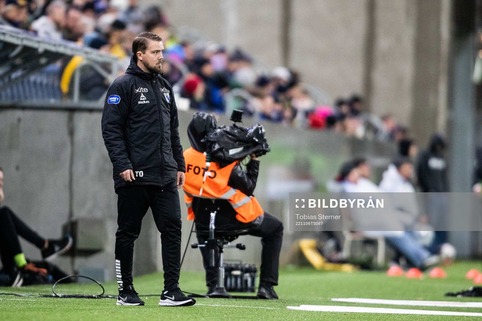 Sirius assisterande tränare Theodor Olsson under fotbollsmatchen i Allsvenskan mellan Sirius och Varberg den 6 november 2022 i Uppsala. 