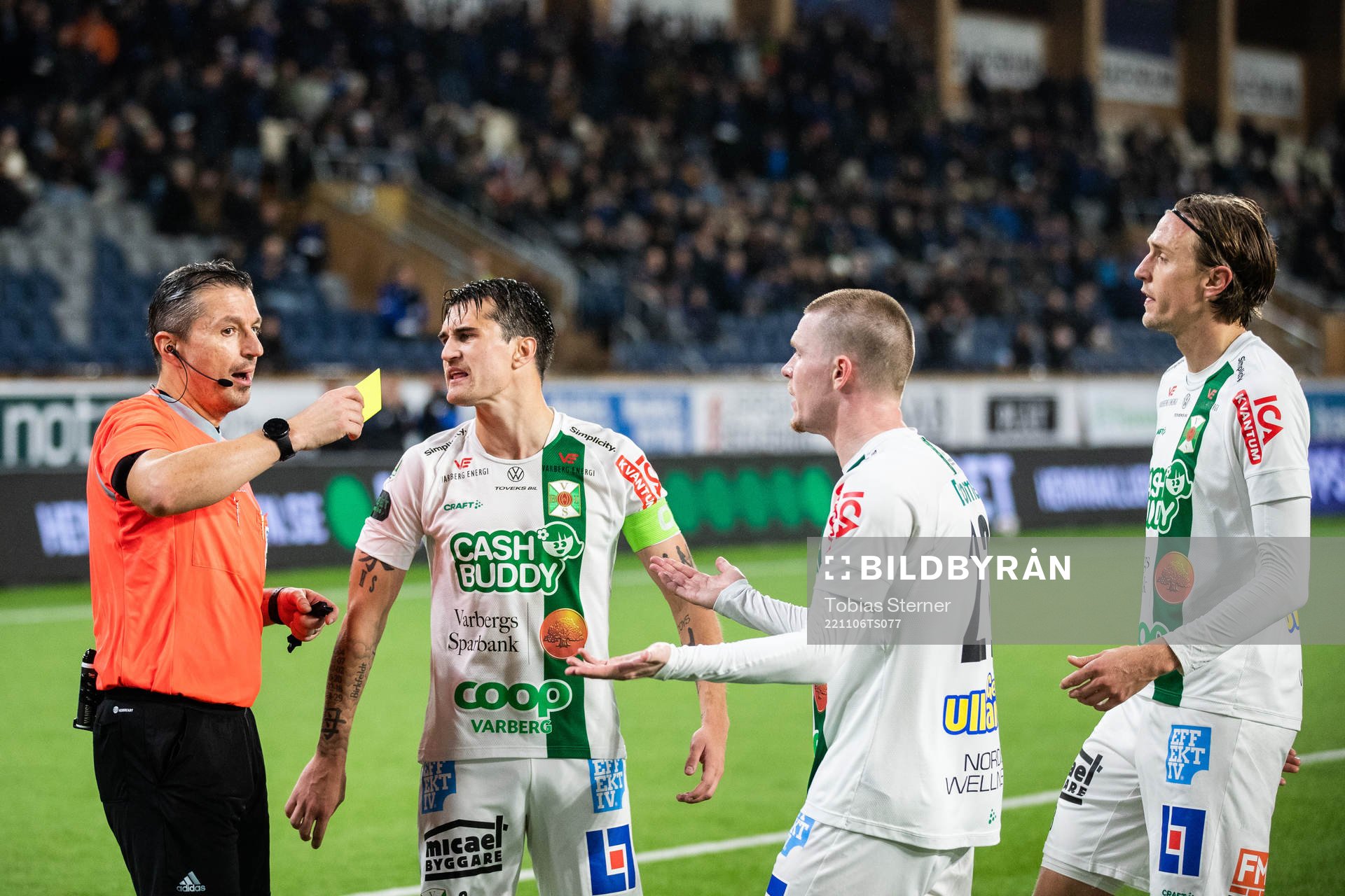 Domare Bojan Pandzic delar att ett gult kort och Jon Birkfeldt, Anton Liljenbäck och Joakim Lindner reagerar under fotbollsmatchen i Allsvenskan mellan Sirius och Varberg den 6 november 2022 i Uppsala.
