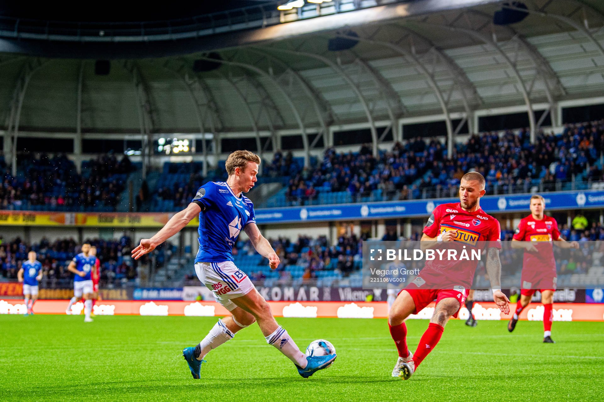 Erling Knudtzon of Molde and Ian Smeulers of Sandefjord
