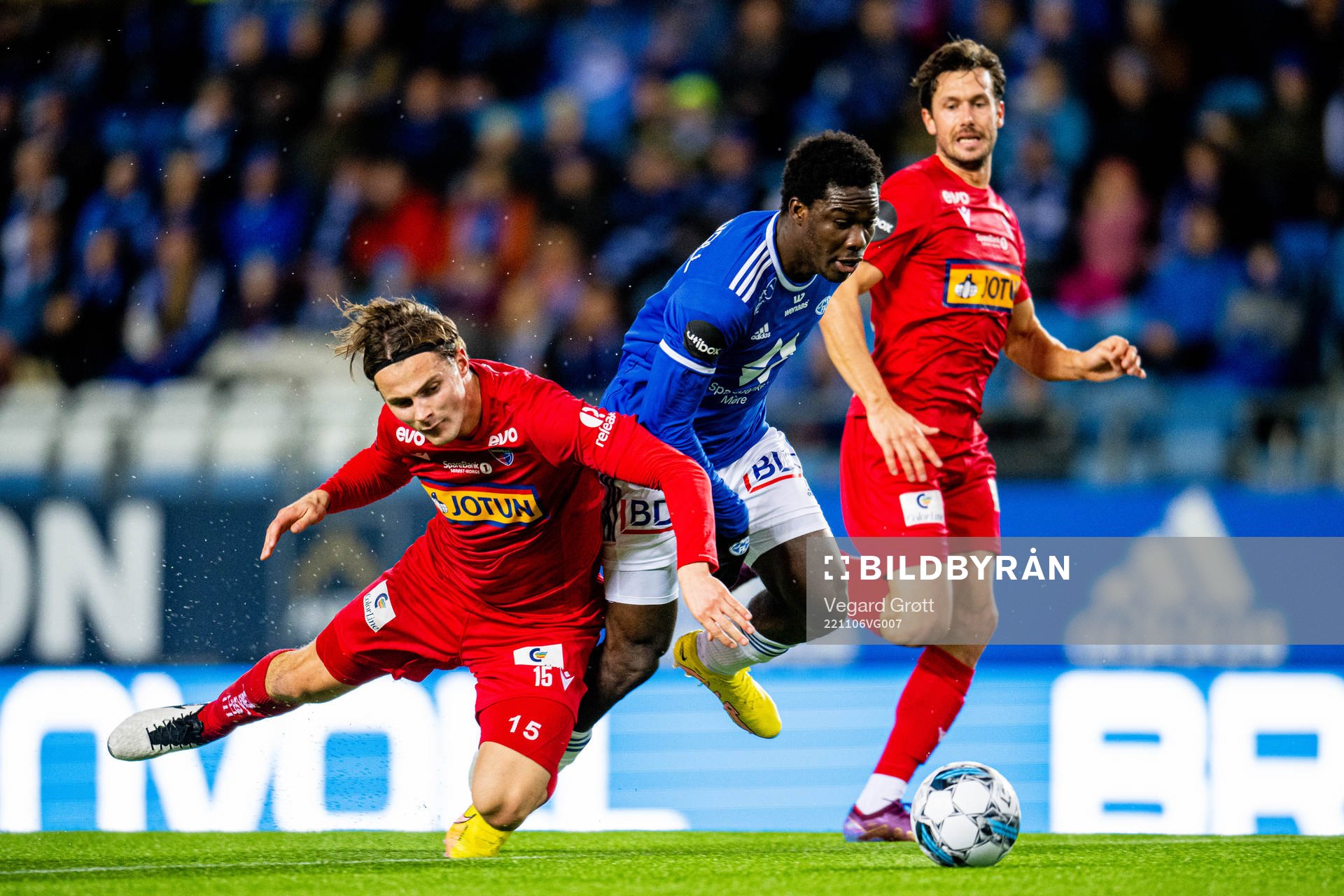Jesper Taaje of Sandefjord tackles Datro David Fofana of