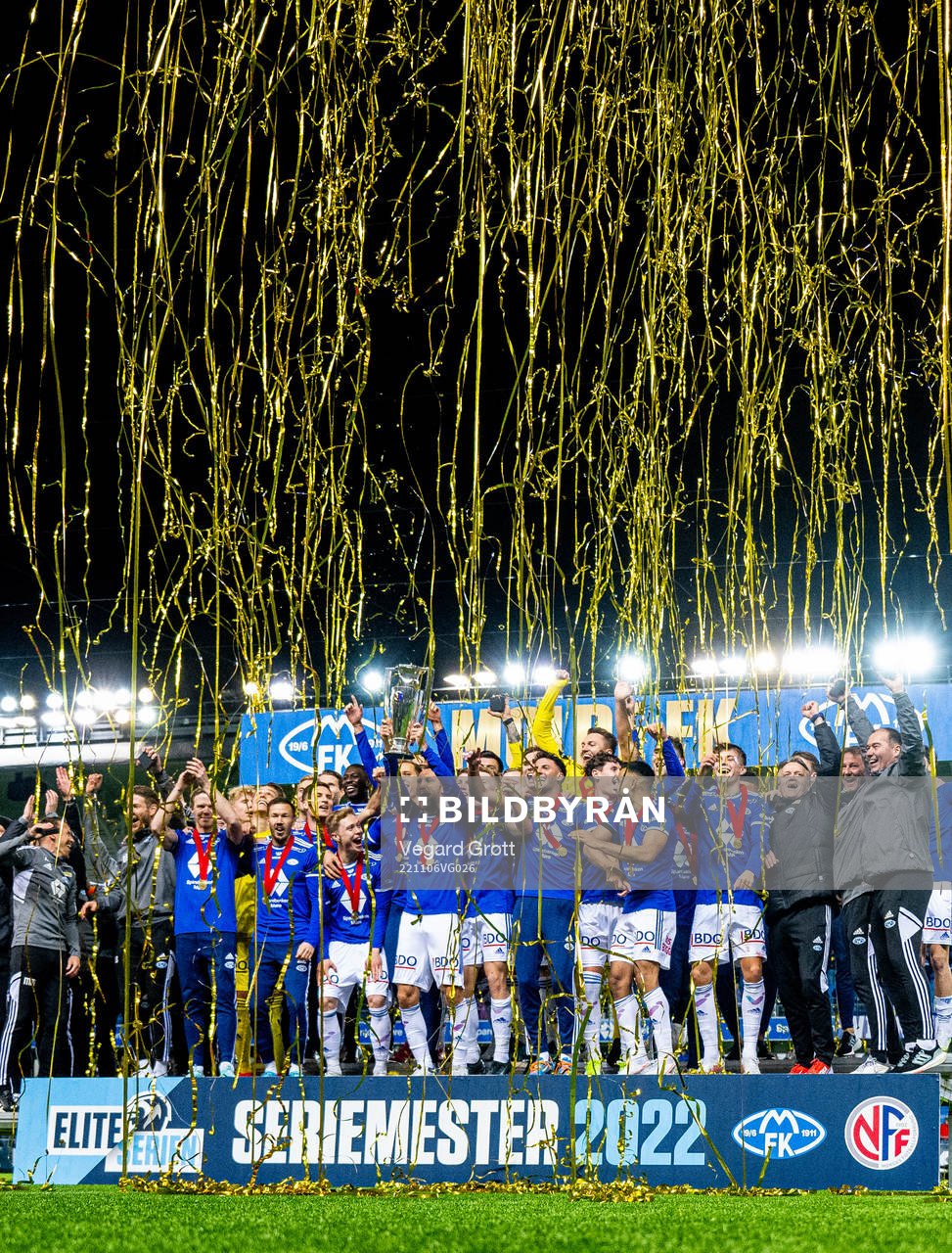 Magnus Wolff Eikrem and players of Molde celebrate with the