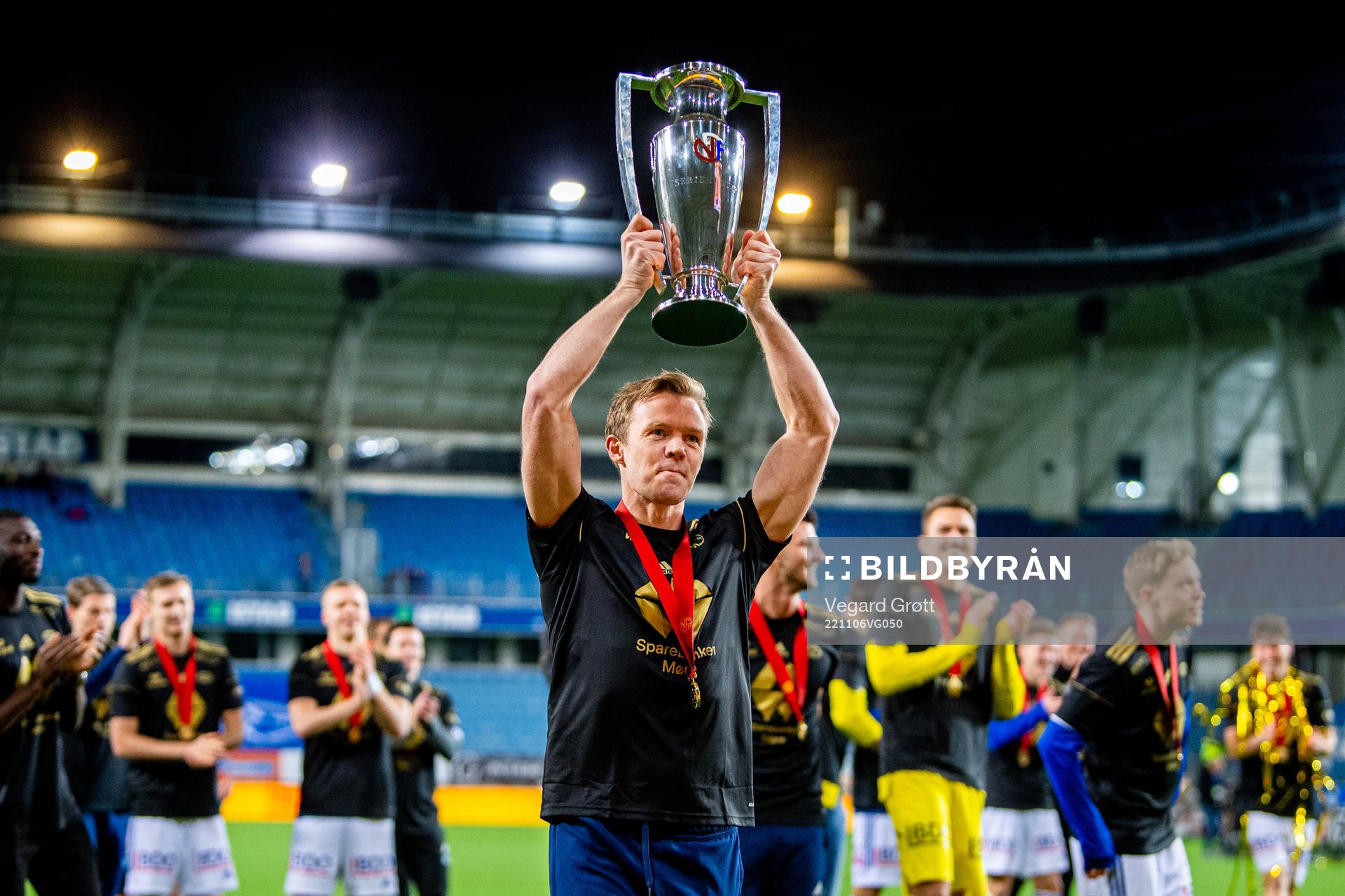 Erling Knudtzon of Molde celebrate with the trophy