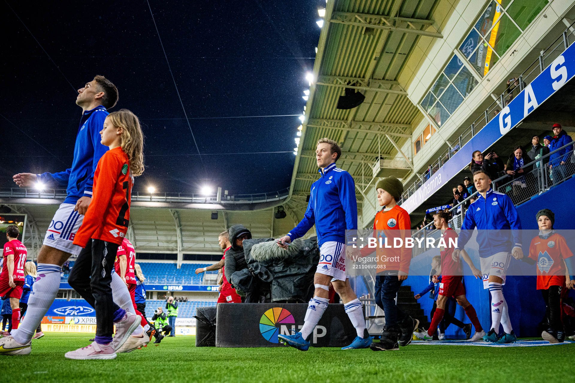 Erling Knudtzon of Molde enters the pitch