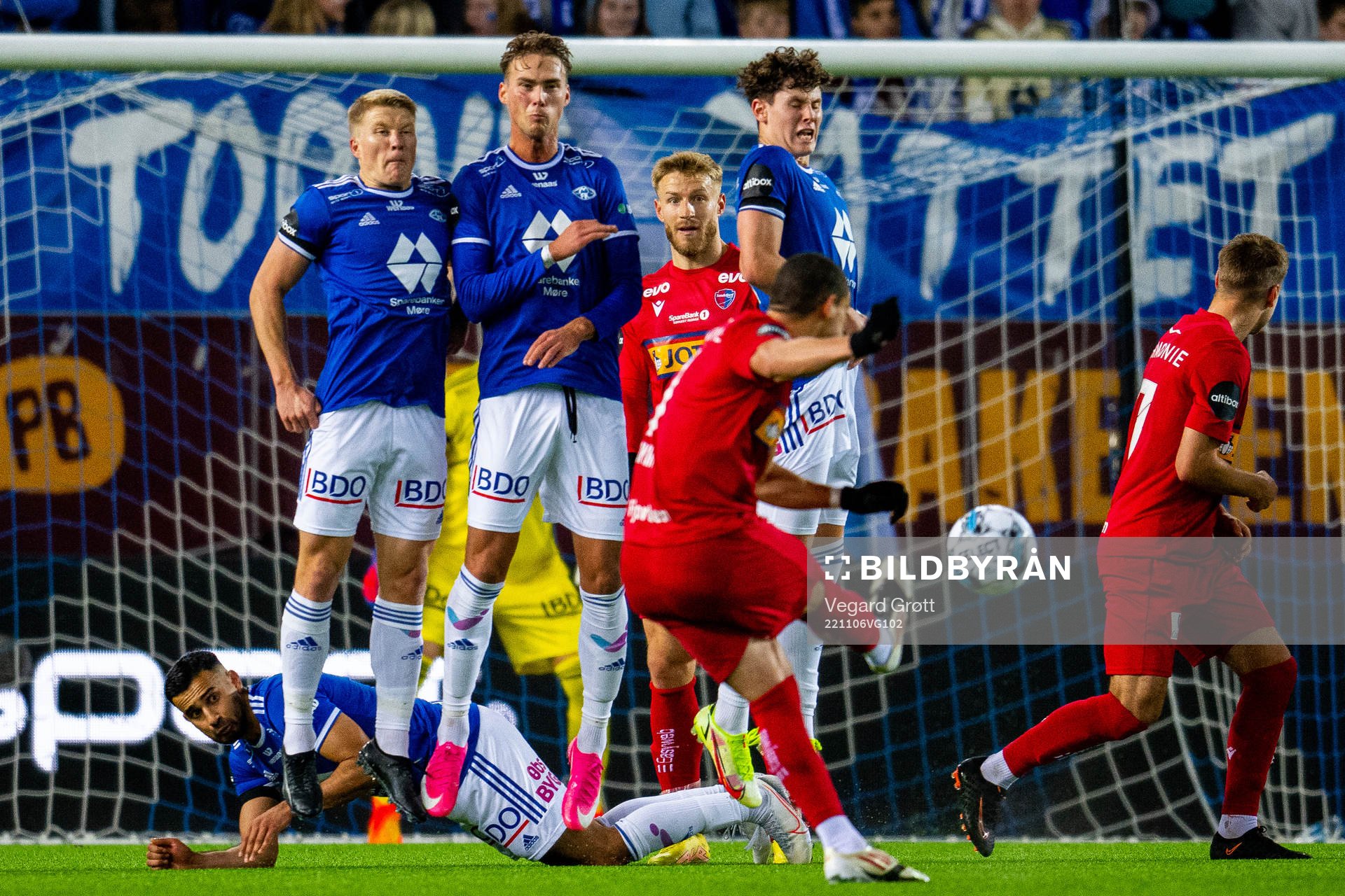 Etzaz Muzafar Hussain and players of Molde