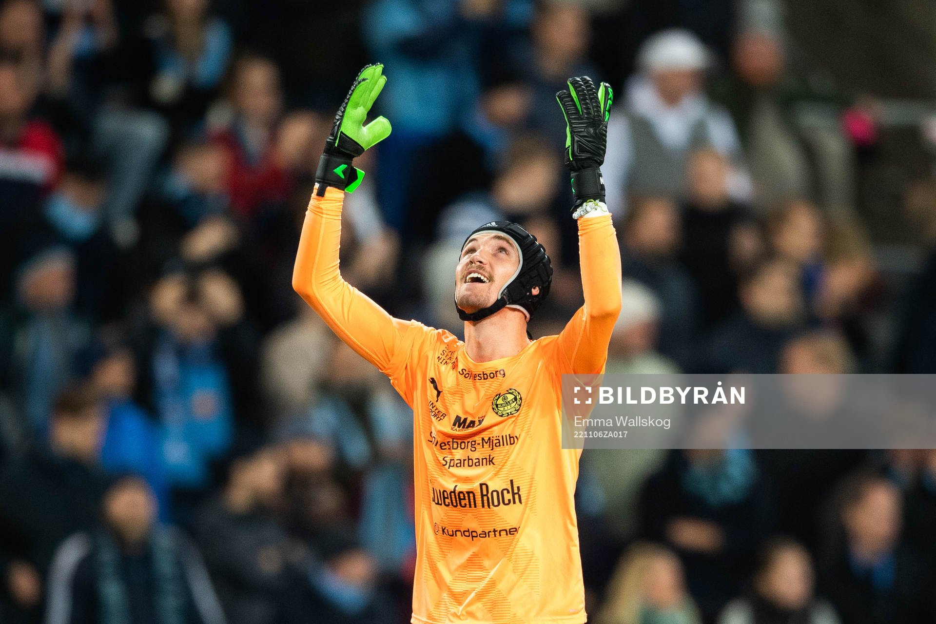Mjällbys målvakt Noel Törnqvist jublar
