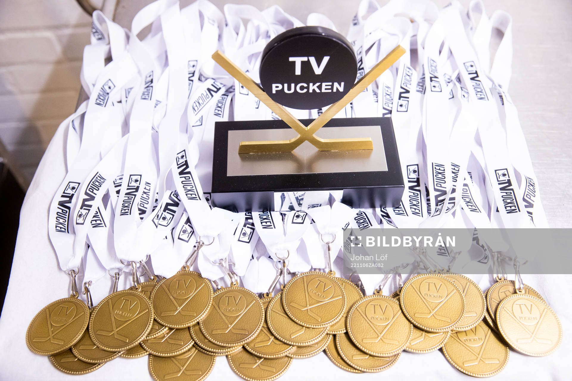 Medaljer och pokal innan ishockeymatchen i TV-Pucken mellan