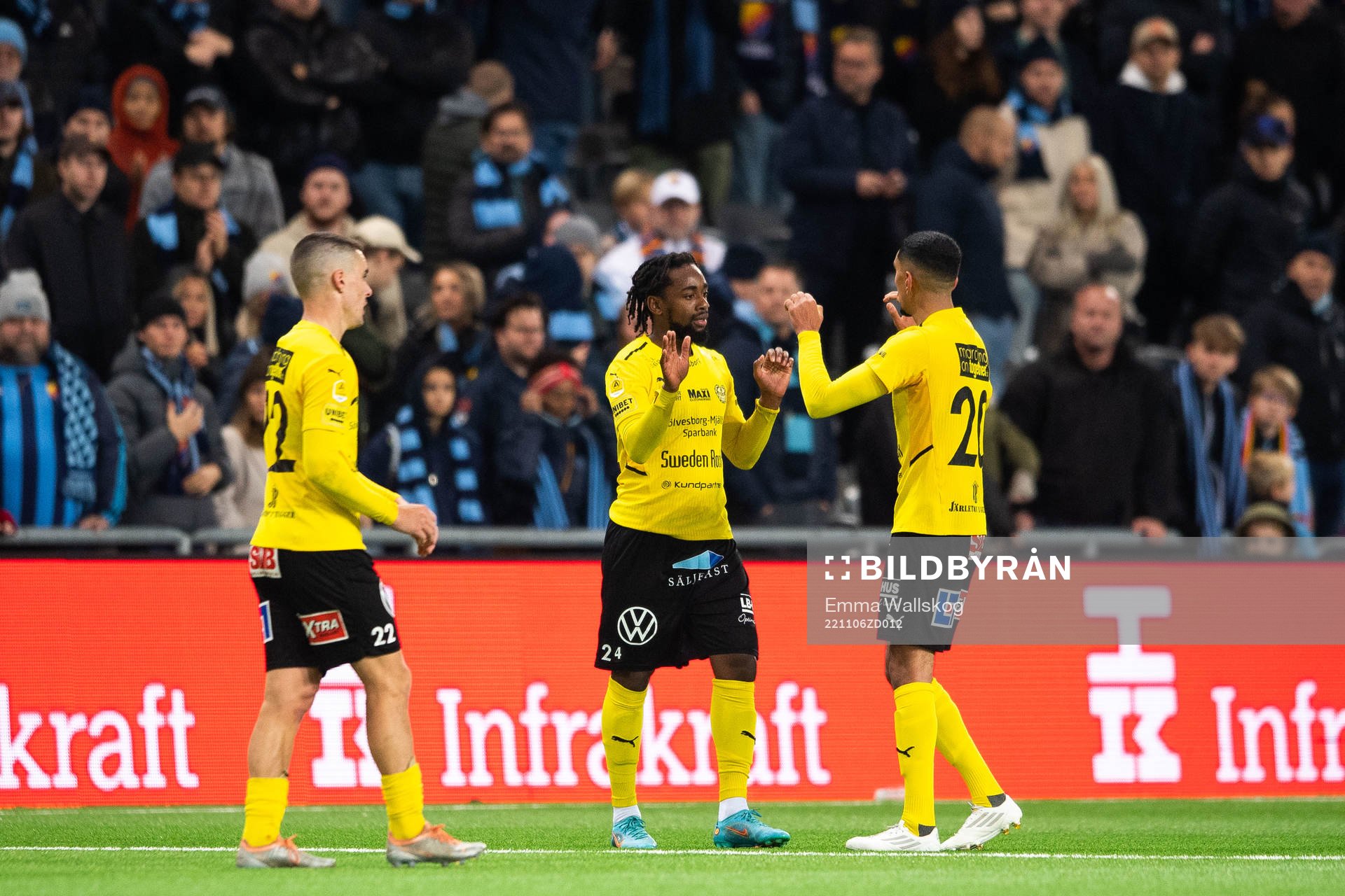 Mjällbys Jesper Gustavsson, Heradi Rashidi och Amir Al-Ammari jublar efter fotbollsmatchen i Allsvenskan mellan Djurgården och Mjällby den 6 november 2022 i Stockholm.