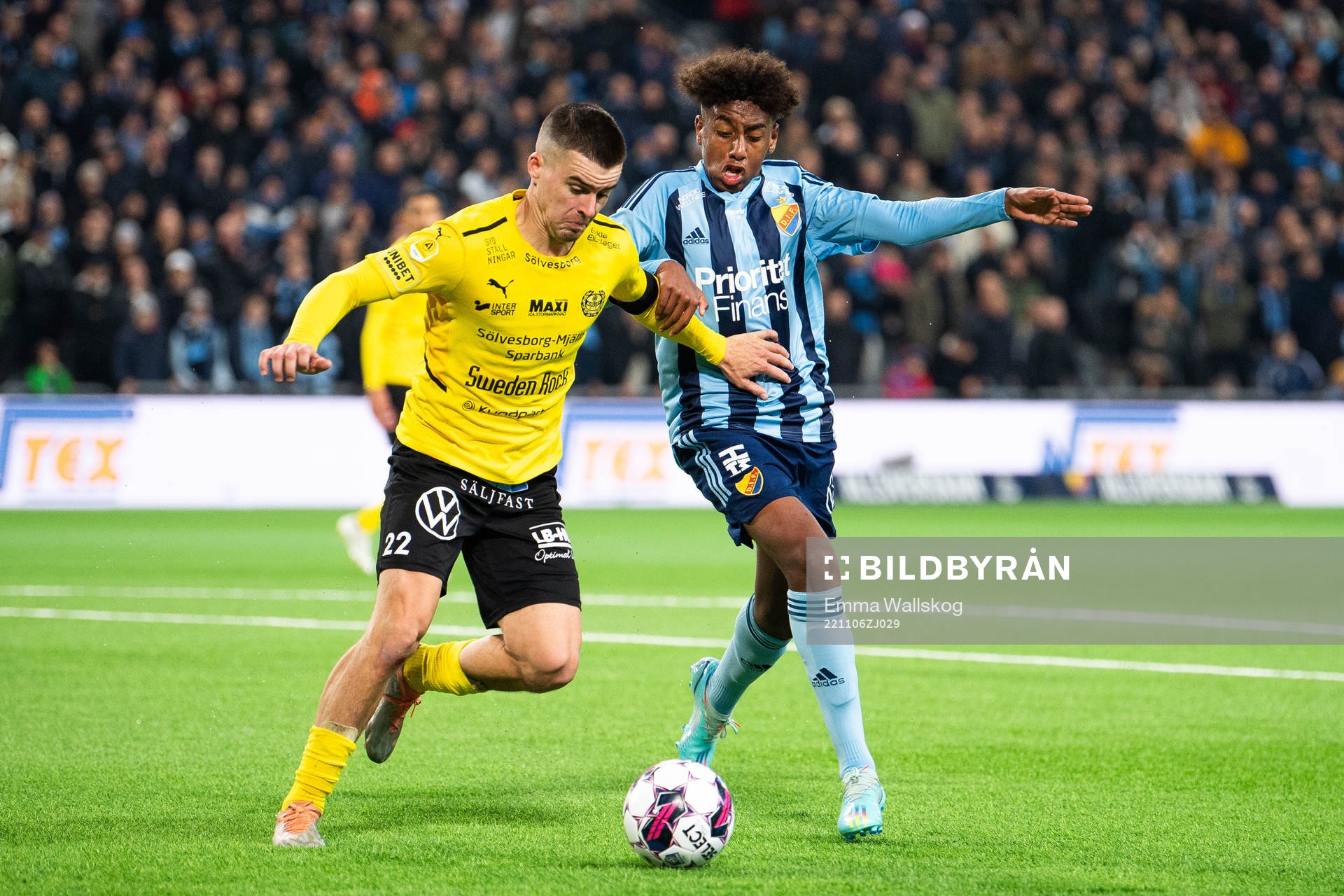 Mjällbys Jesper Gustavsson och Djurgårdens Isak Alemayehu