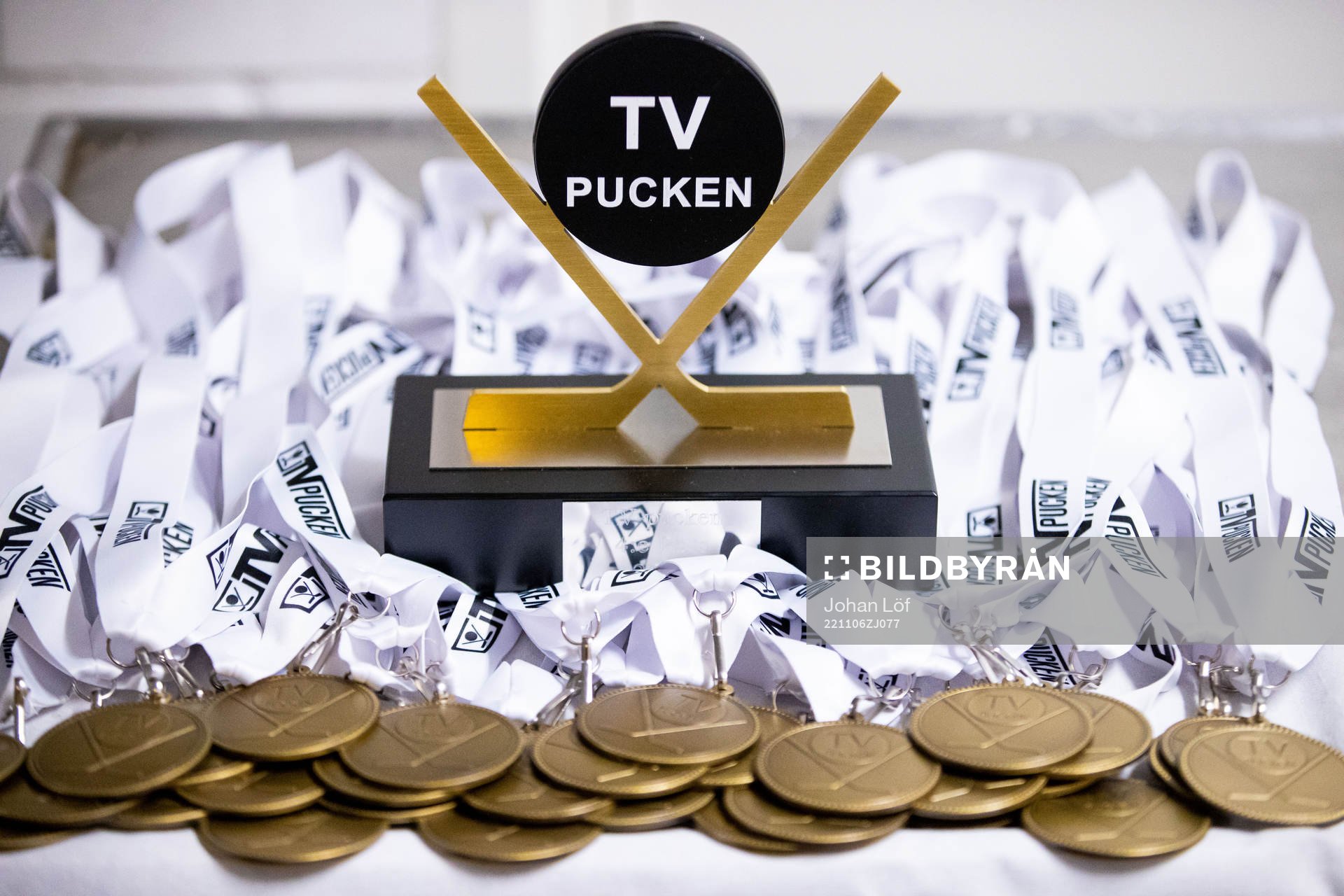 Medaljer och pokal innan ishockeymatchen i TV-Pucken mellan