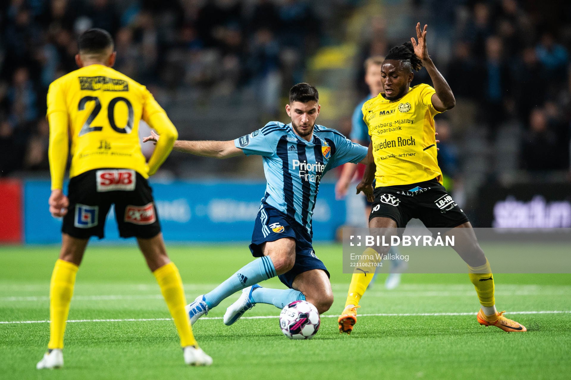 Djurgårdens Besard Sabovic och Mjällbys Mamudu Moro under fotbollsmatchen i Allsvenskan mellan Djurgården och Mjällby den 6 november 2022 i Stockholm.