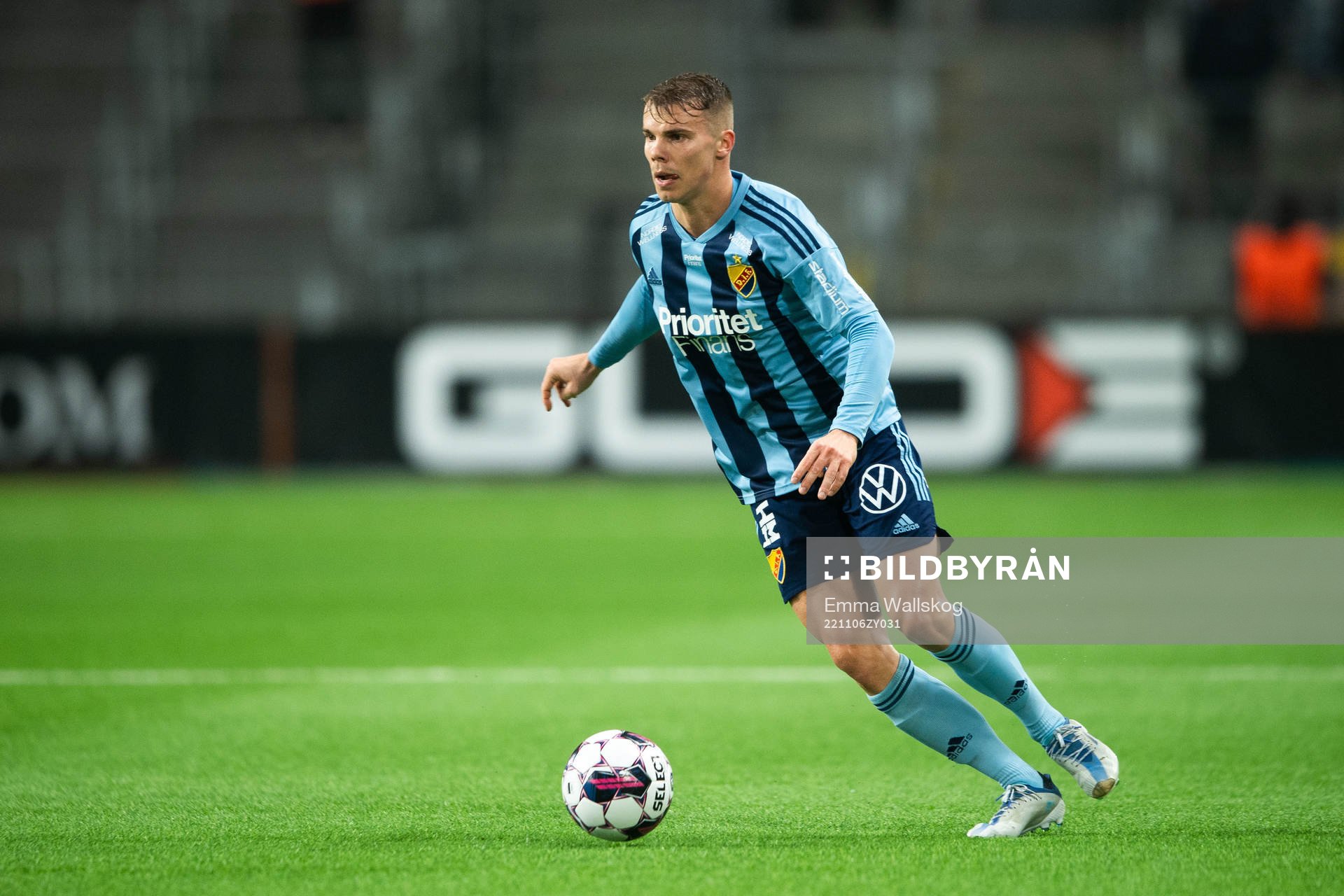 Djurgårdens Elias Andersson under fotbollsmatchen i Allsvenskan mellan Djurgården och Mjällby den 6 november 2022 i Stockholm. 