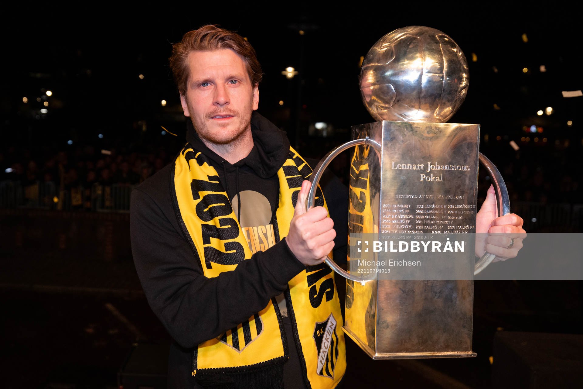 Häckens Erik Friberg poserar med Lennart Johanssons pokal