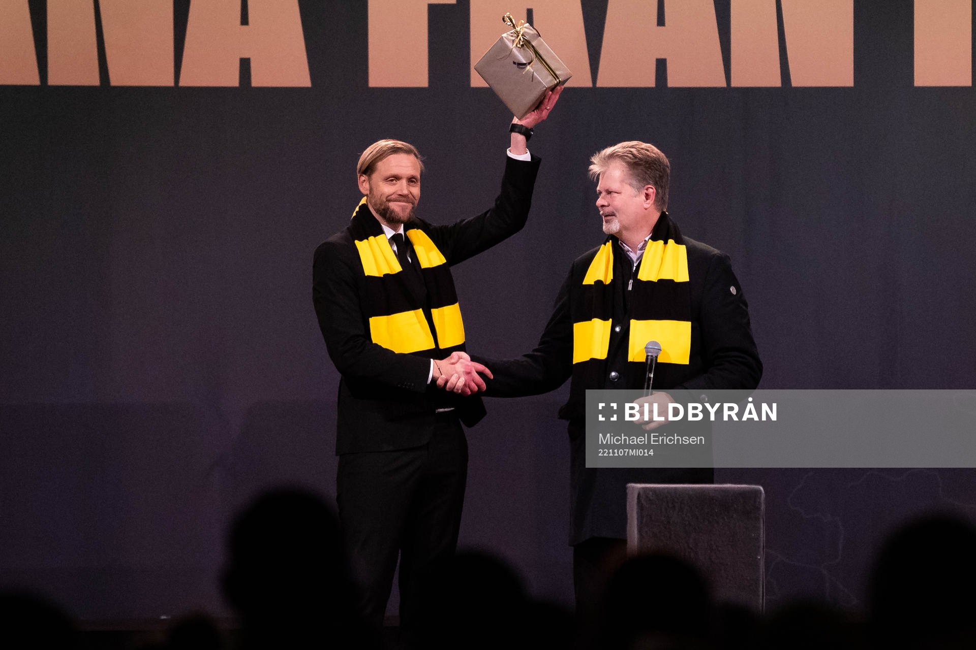 Häckens klubbchef Marcus Jodin tar emot en present från