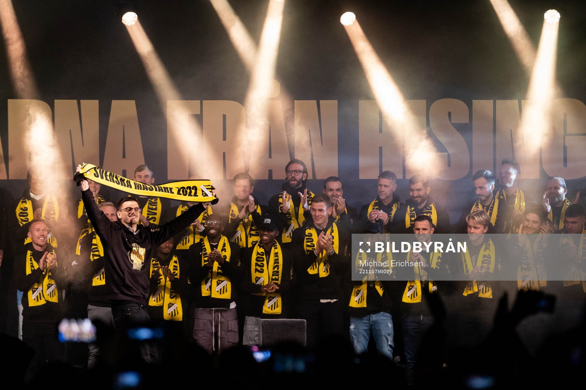Häckens Alexander Jeremejeff presenteras under guldfirandet på Kvilletorget efter vinsten i Allsvenskan den 7 november 2022 i Göteborg.