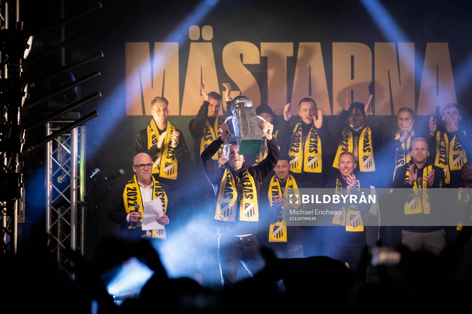 Häckens Erik Friberg lyfter Lennart Johanssons pokal