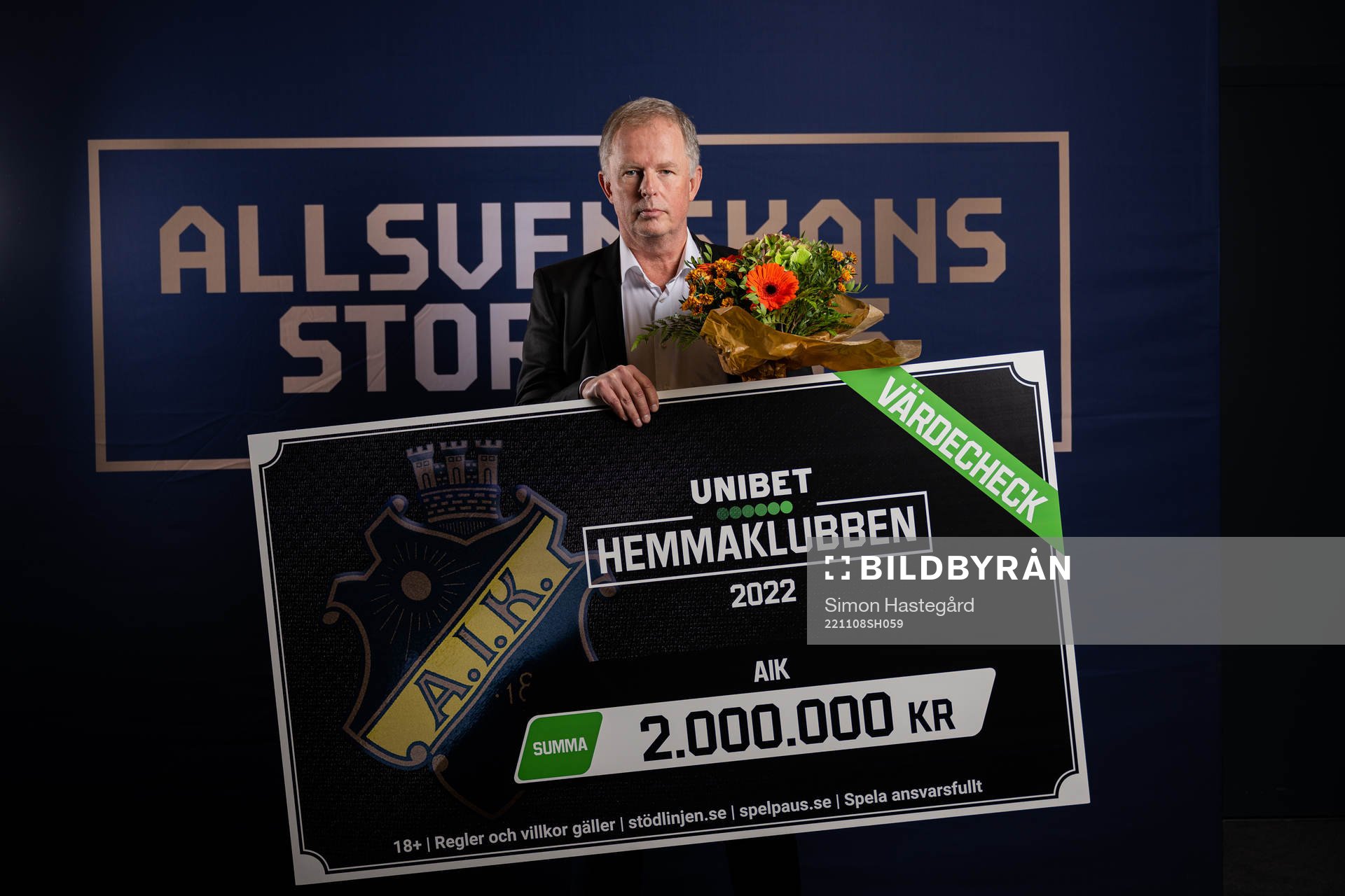 AIK:s Styrelseordförande Robert Falck poserar för porträtt med en check från UNIBETS Hemmaklubben under Allsvenskans Stora Pris den 8 november 2022 i Stockholm.