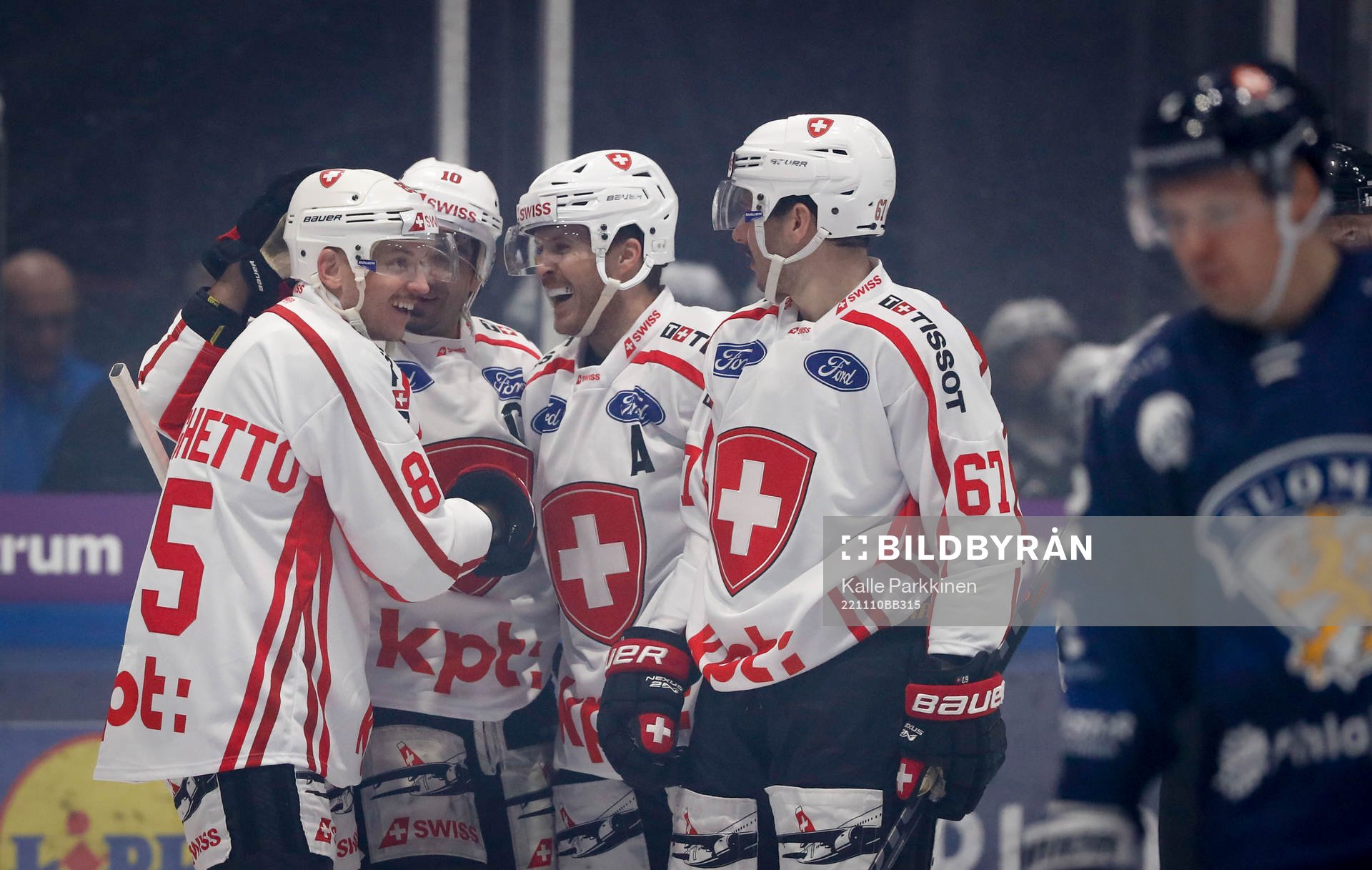 Swiss players celebrating a goal made by Sven Andrighetto