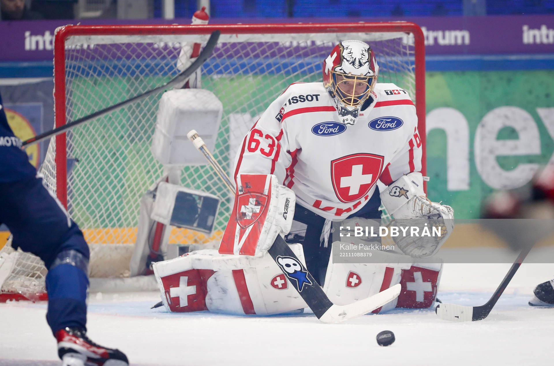 Leonardo Genoni of Switzerland