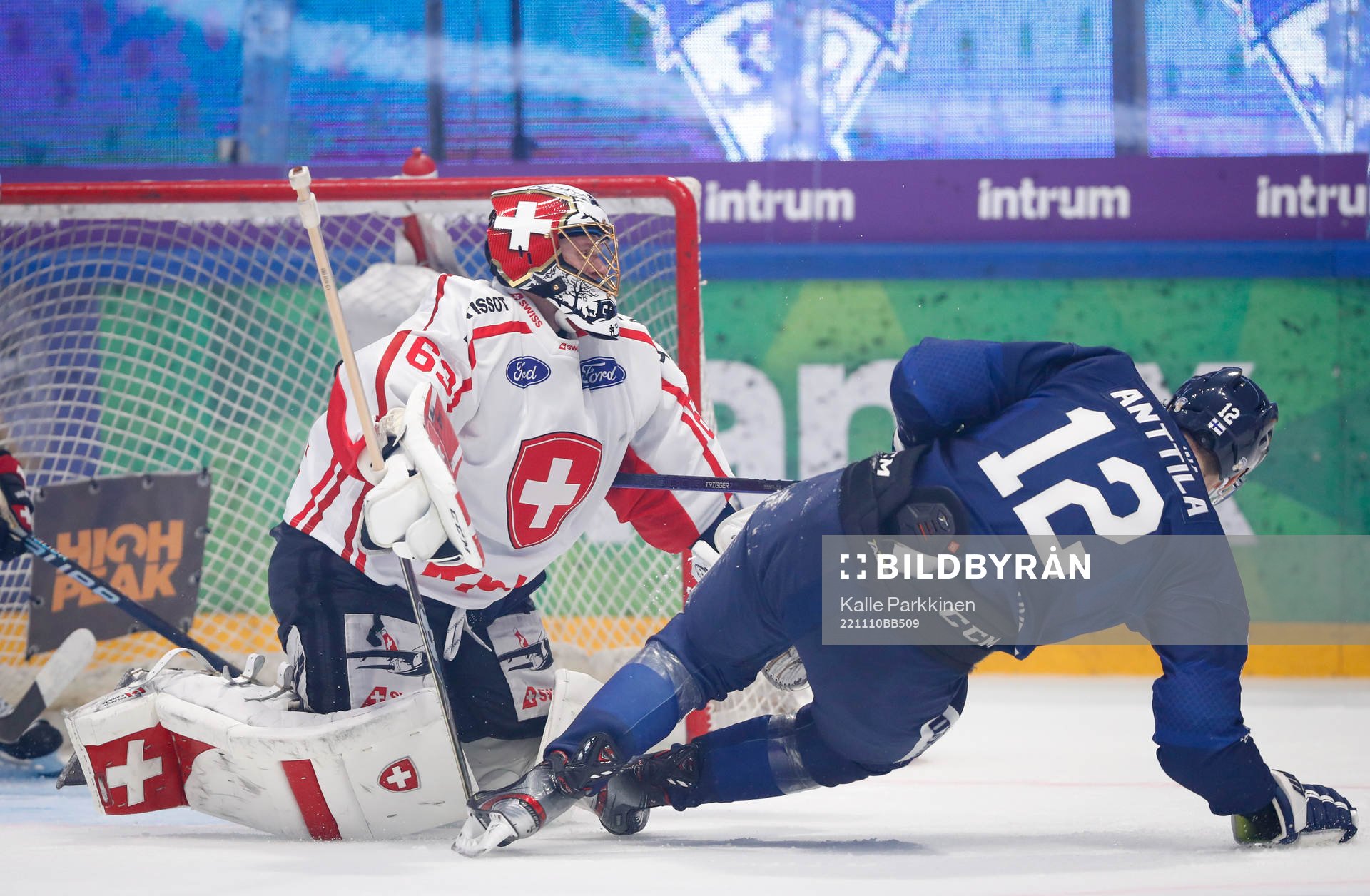 Leonardo Genoni of Switzerland and Marko Anttila of Finland