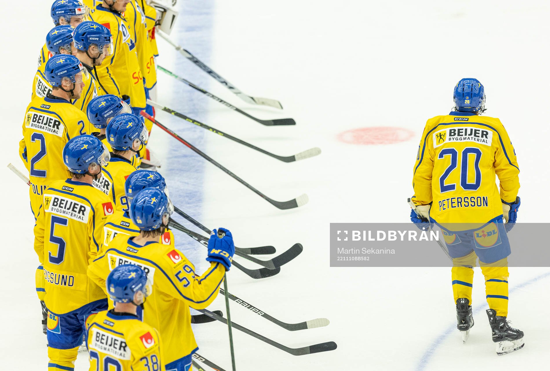 André Petersson and teammates of Sweden