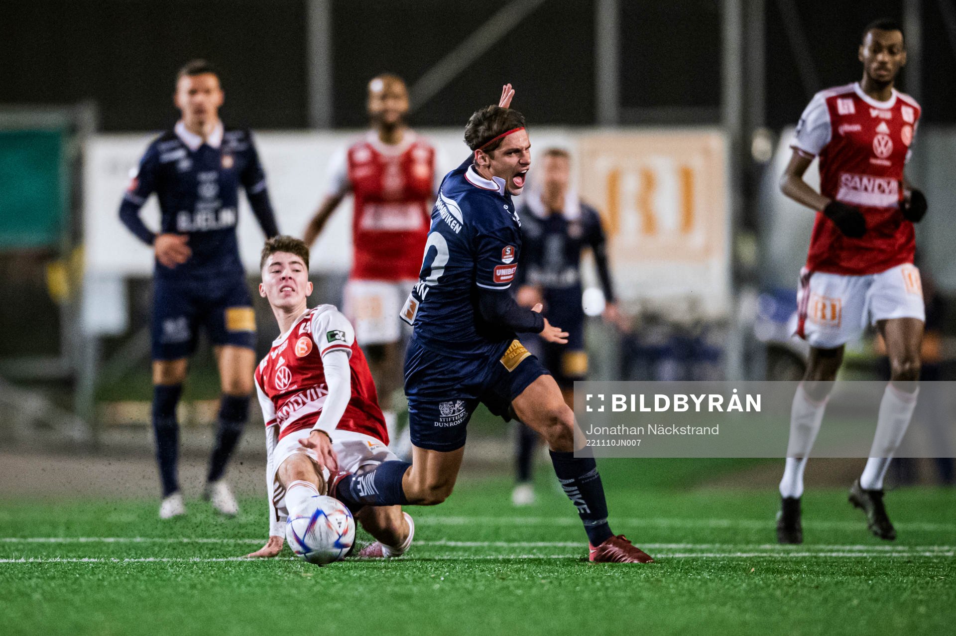 Sandvikens Adam Kiani och Örgrytes Kevin Ackermann