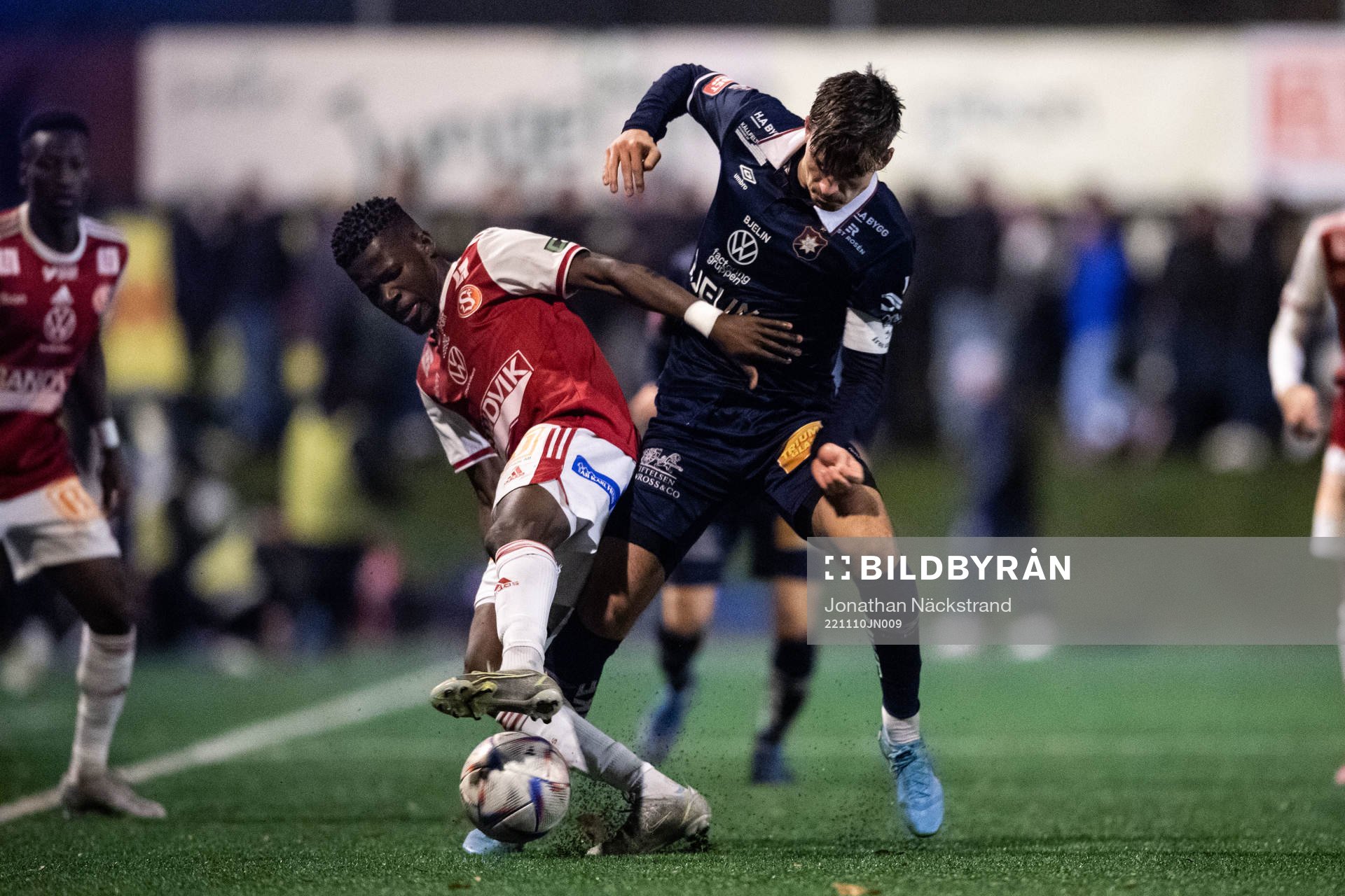 Sandvikens IFs Mamadou Kouyate och Örgrytes Daniel Paulson under fotbollsmatchen i kvalet till Superettan mellan Sandviken och Örgryte den 10 november 2022 i Sandviken.