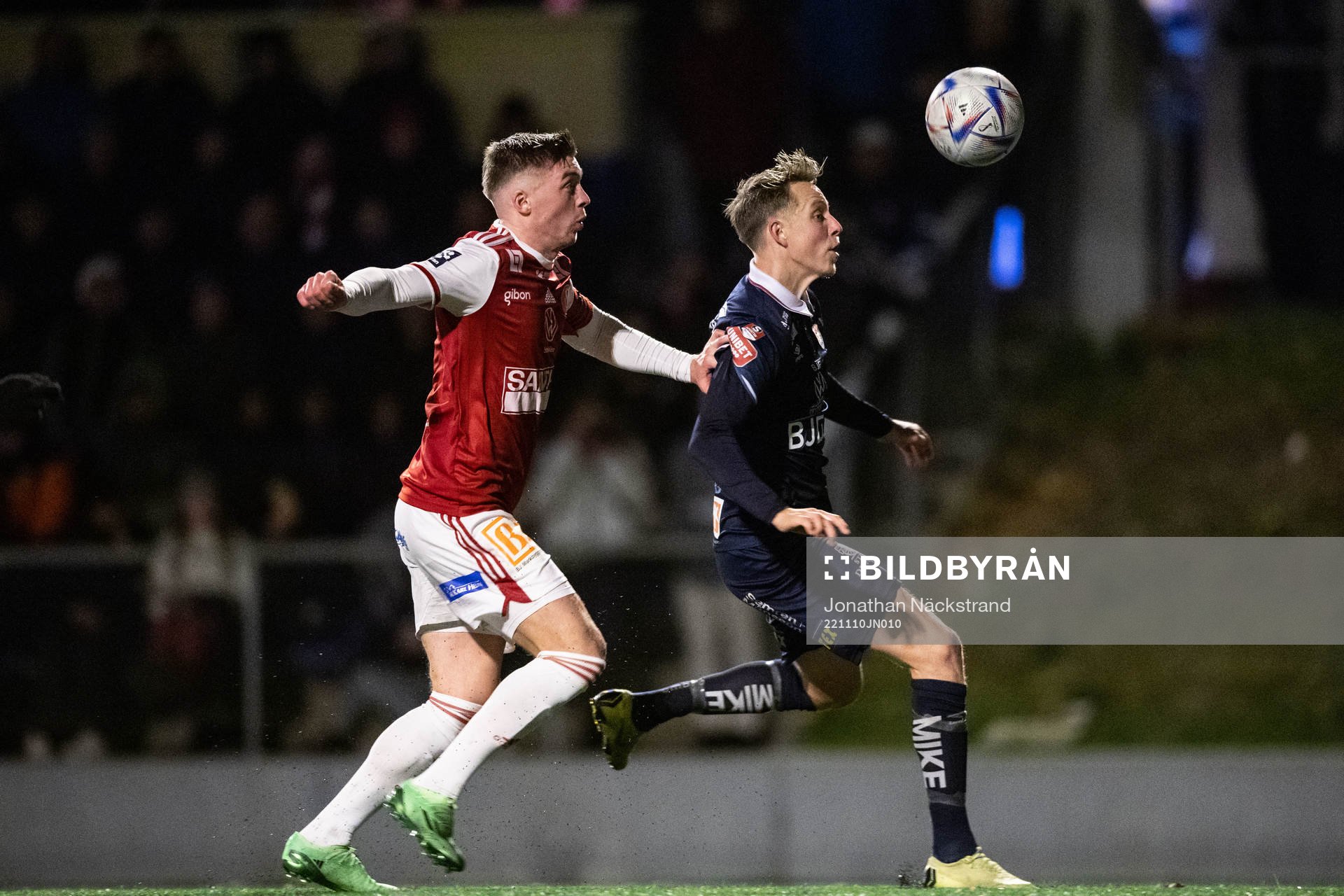 Sandvikens IFs Gustav Thörn och Örgrytes Viktor Lundberg under fotbollsmatchen i kvalet till Superettan mellan Sandviken och Örgryte den 10 november 2022 i Sandviken.