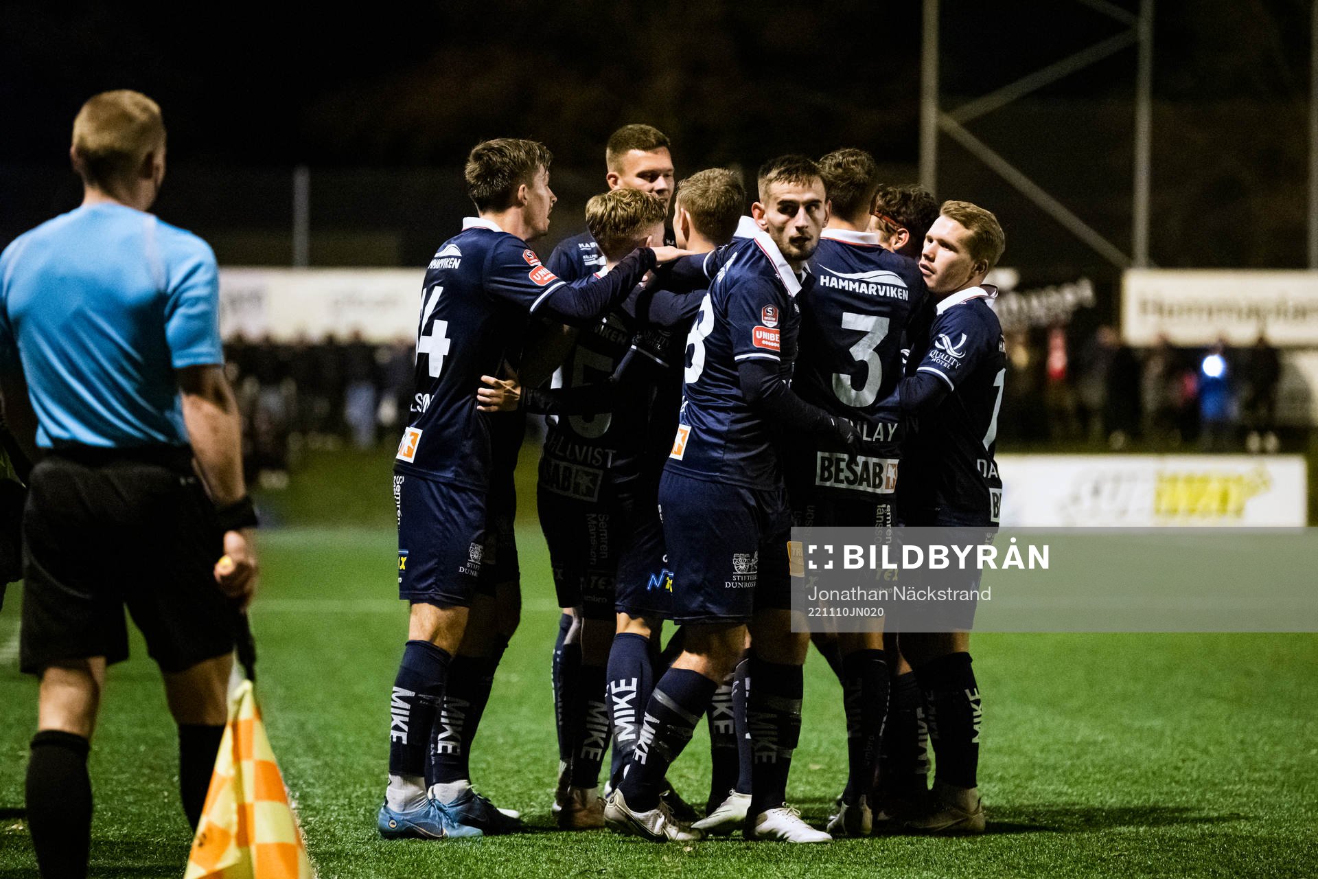 Örgrytes spelare jublar med Viktor Lundberg efter 0-2 under fotbollsmatchen i kvalet till Superettan mellan Sandviken och Örgryte den 10 november 2022 i Sandviken.