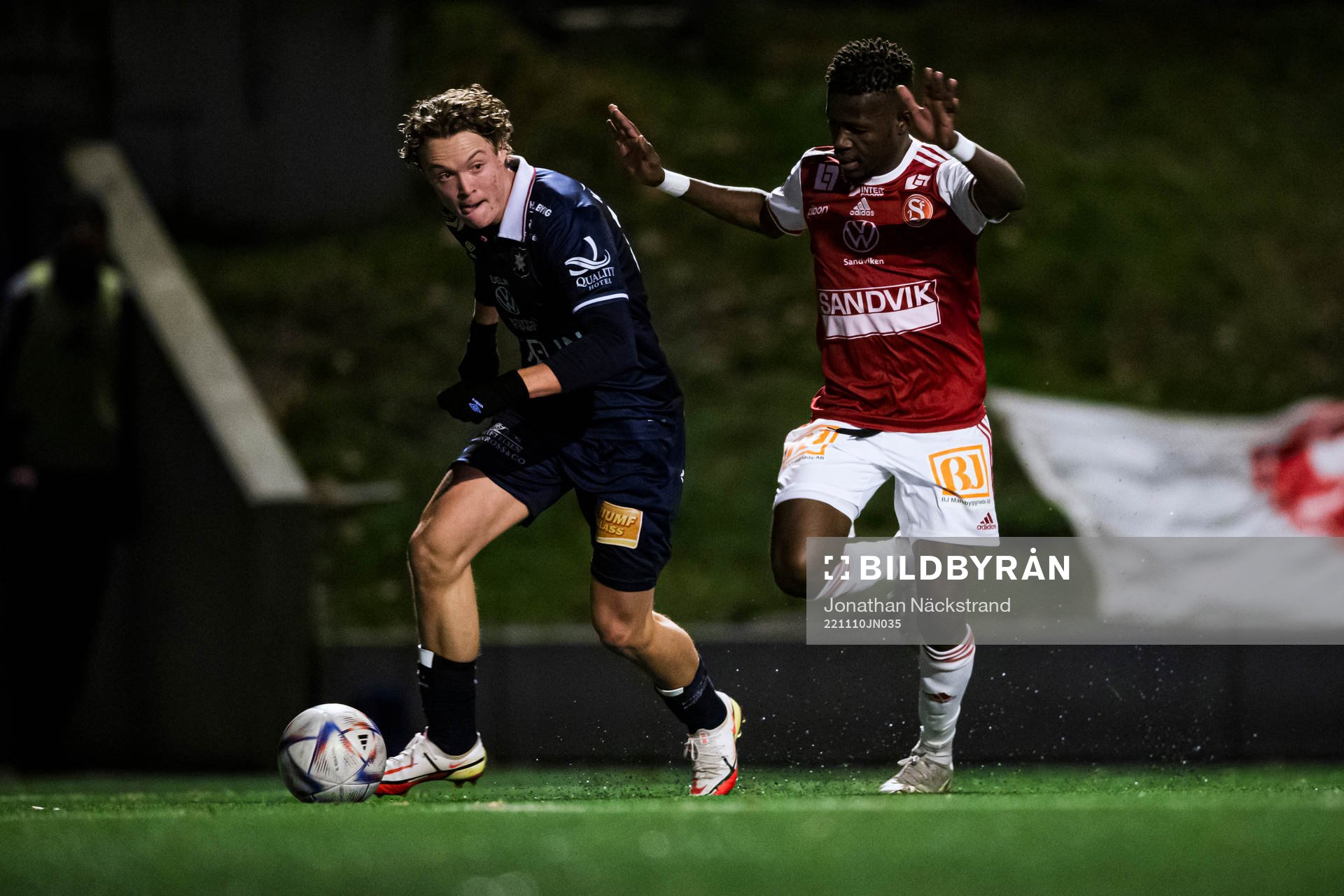 Örgrytes Herman Sjögrell och Sandvikens Mamadou Kouyate under fotbollsmatchen i kvalet till Superettan mellan Sandviken och Örgryte den 10 november 2022 i Sandviken.