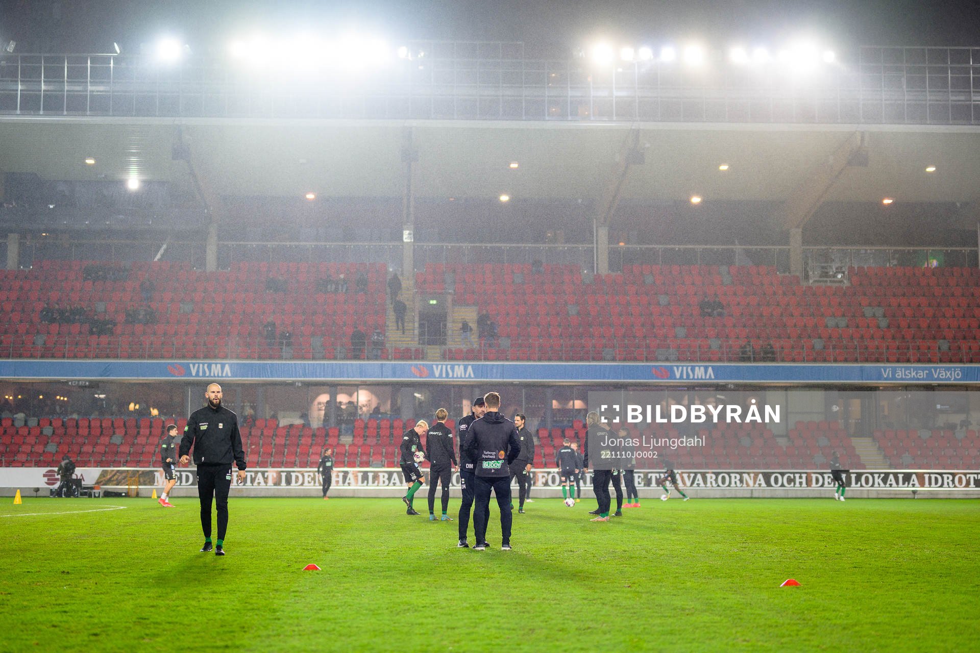Varbergs spelare värmer upp före fotbollsmatchen i kvalet