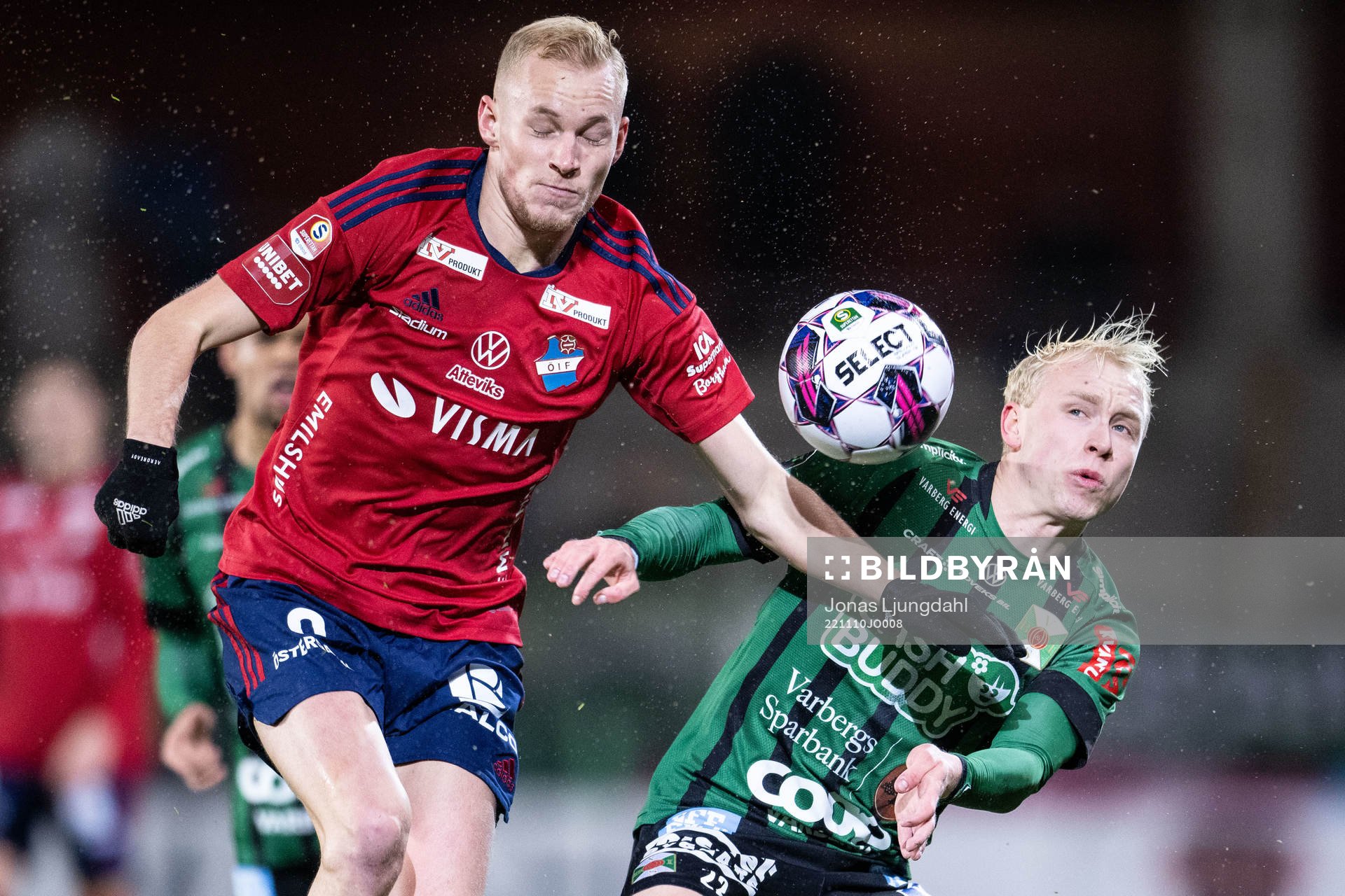 Östers Adam Bergmark Wiberg och Varbergs Andre Boman under fotbollsmatchen i kvalet till Allsvenskan mellan Öster och Varberg den 10 november 2022 i Växjö.