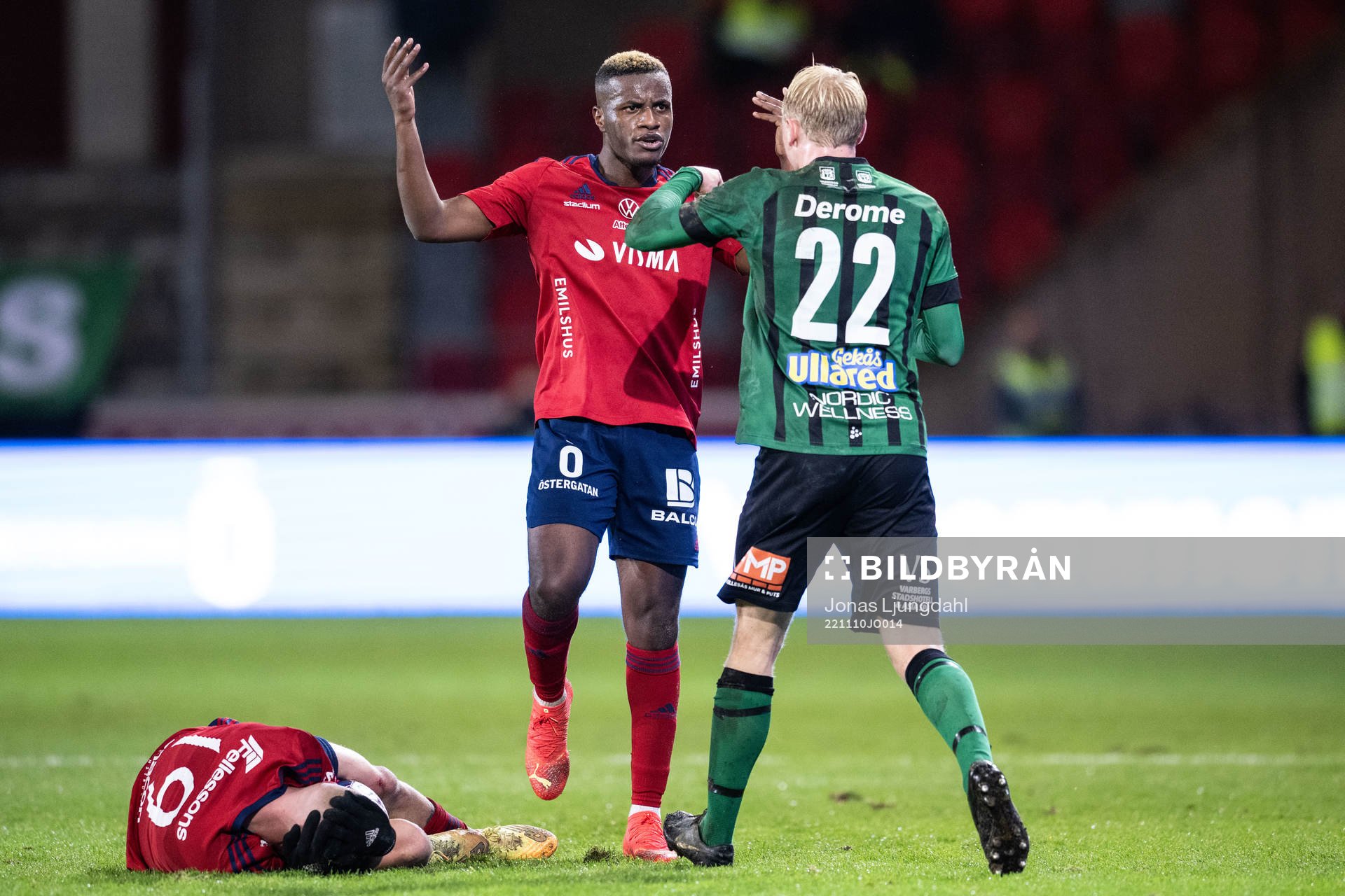 Östers Manasse Kusu och Varbergs Andre Boman diskuterar