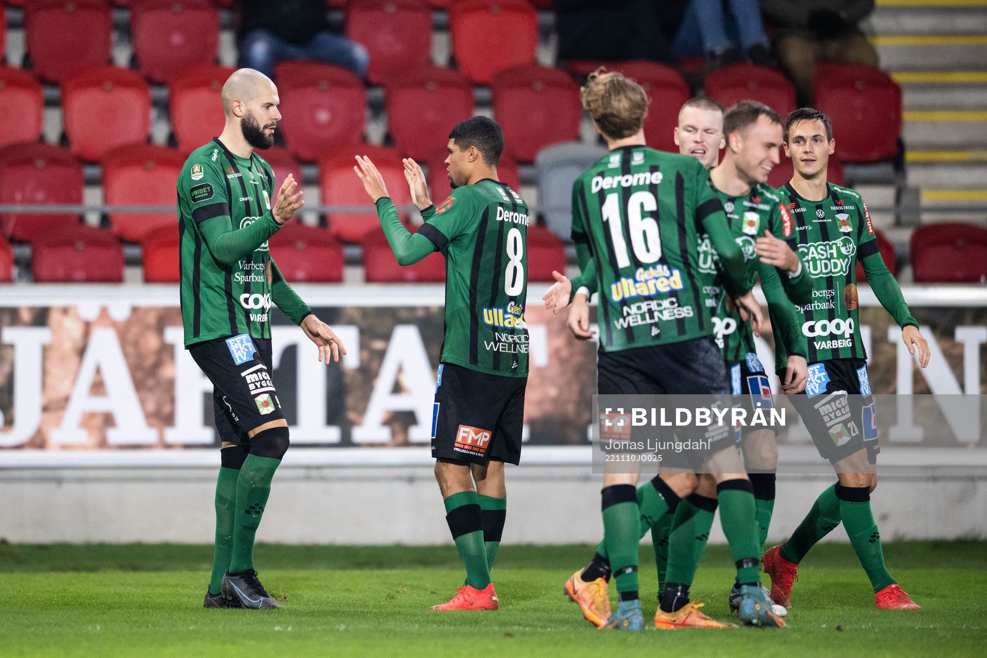 Varbergs Robin Simovic jublar med lagkamrater