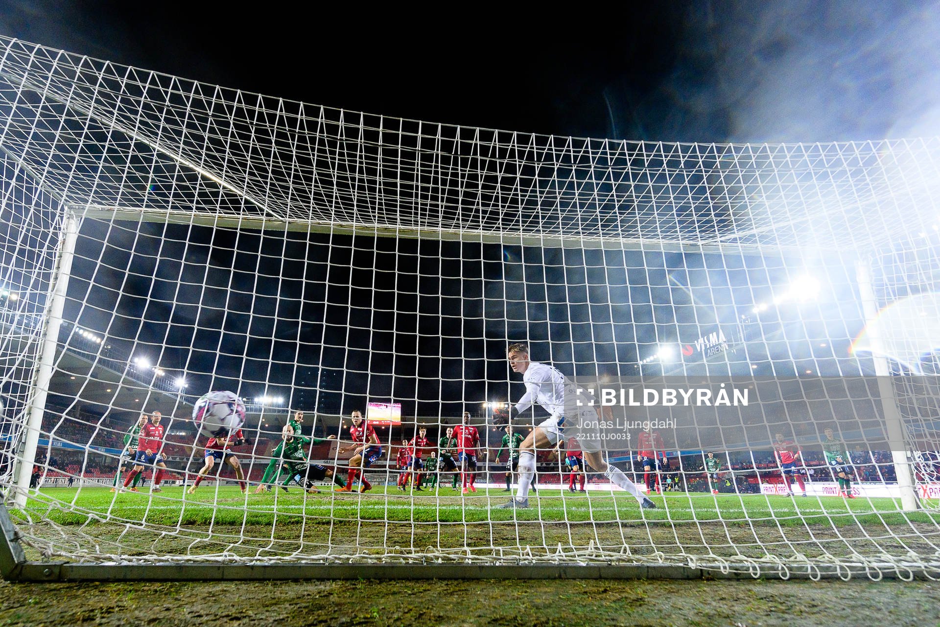 Varbergs Robin Simovic gör mål 1-2 bakom Östers målvakt