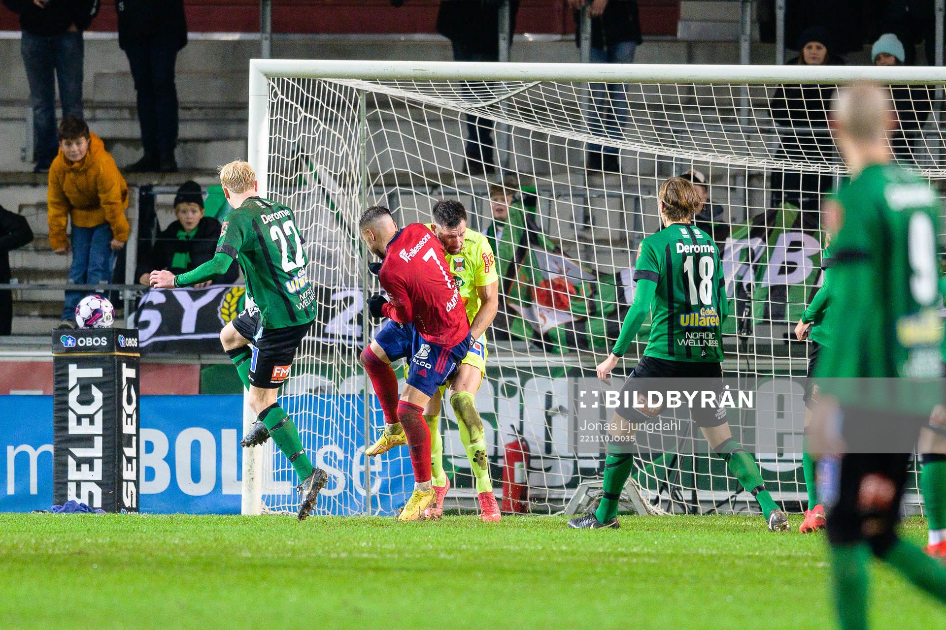 Östers Dzenis Kozica krockar med Varbergs målvakt Stojan