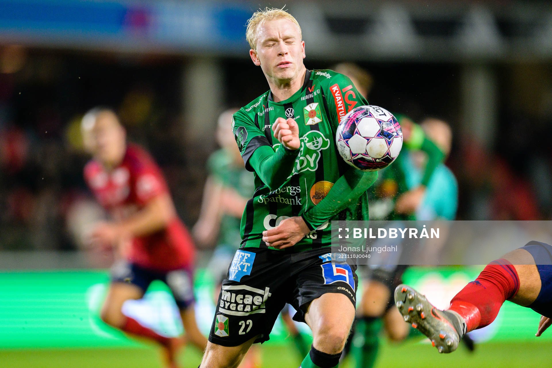 Varbergs Andre Boman under fotbollsmatchen i kvalet till Allsvenskan mellan Öster och Varberg den 10 november 2022 i Växjö. 