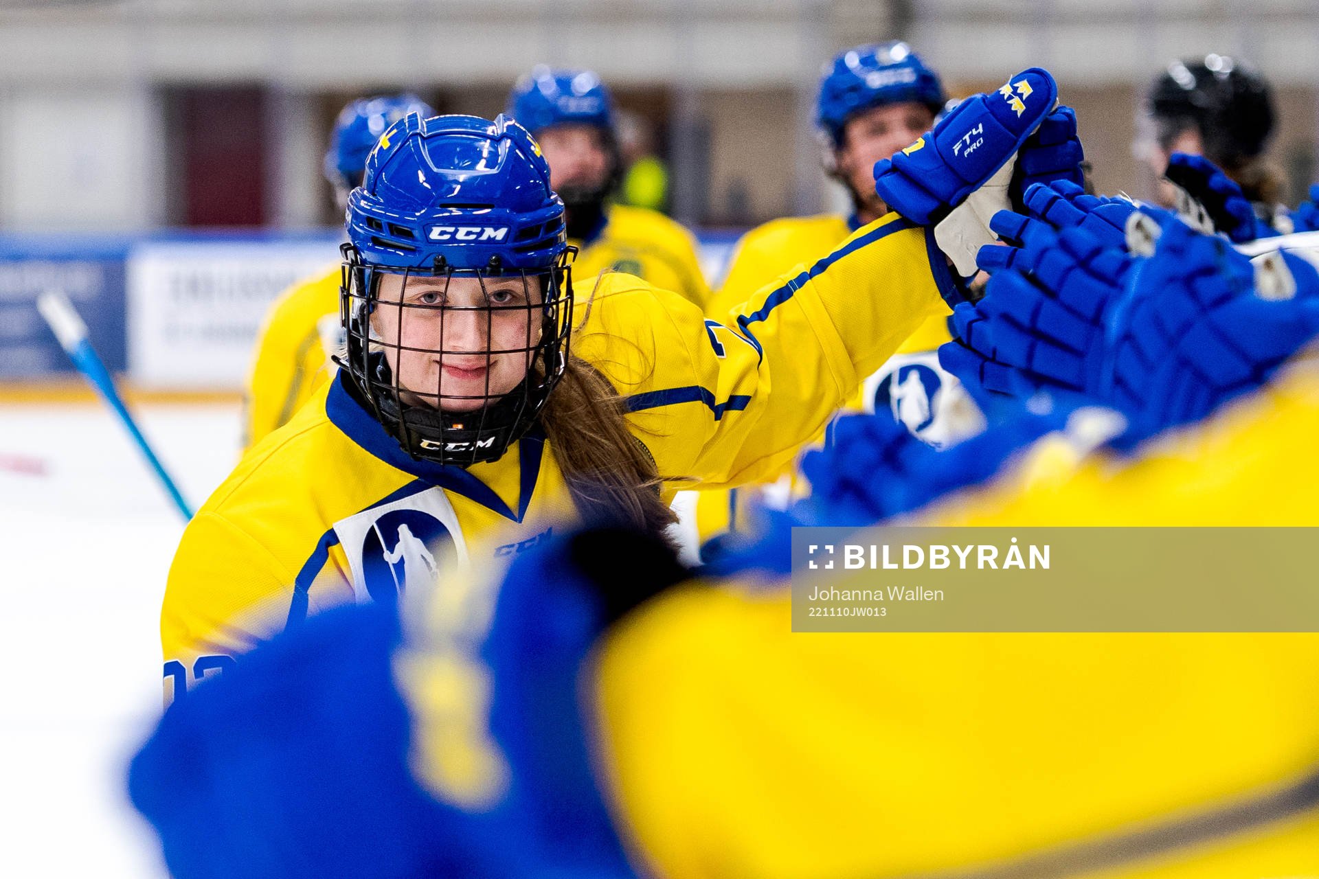 Sveriges målskytt Isabelle Leijonhielm jublar med laget